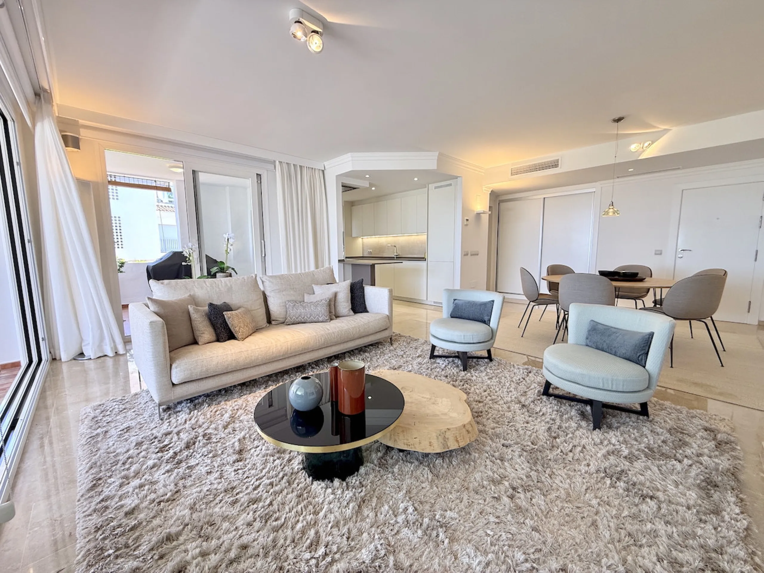 This elegant three-bedroom apartment with 2 private parkings is situated in the sought-after area of La Mairena, Marbella East, offering a harmonious blend of comfort, style, and convenience. The property boasts a generous built area of 148m² complemented