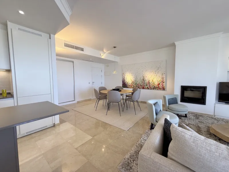 This elegant three-bedroom apartment with 2 private parkings is situated in the sought-after area of La Mairena, Marbella East, offering a harmonious blend of comfort, style, and convenience. The property boasts a generous built area of 148m² complemented