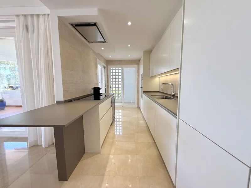 This elegant three-bedroom apartment with 2 private parkings is situated in the sought-after area of La Mairena, Marbella East, offering a harmonious blend of comfort, style, and convenience. The property boasts a generous built area of 148m² complemented