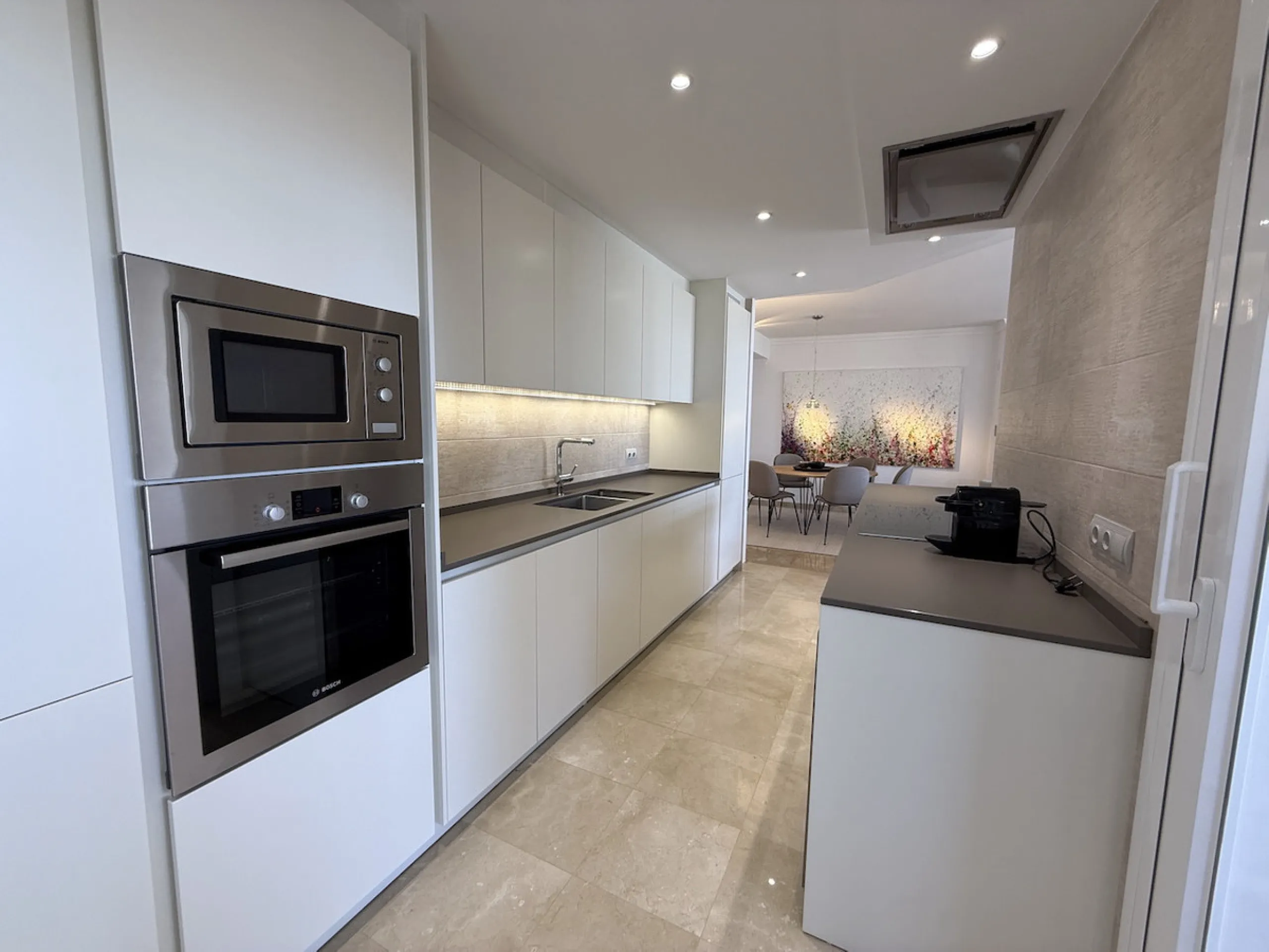 This elegant three-bedroom apartment with 2 private parkings is situated in the sought-after area of La Mairena, Marbella East, offering a harmonious blend of comfort, style, and convenience. The property boasts a generous built area of 148m² complemented