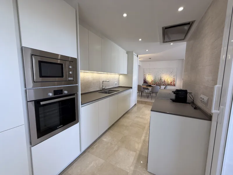 This elegant three-bedroom apartment with 2 private parkings is situated in the sought-after area of La Mairena, Marbella East, offering a harmonious blend of comfort, style, and convenience. The property boasts a generous built area of 148m² complemented