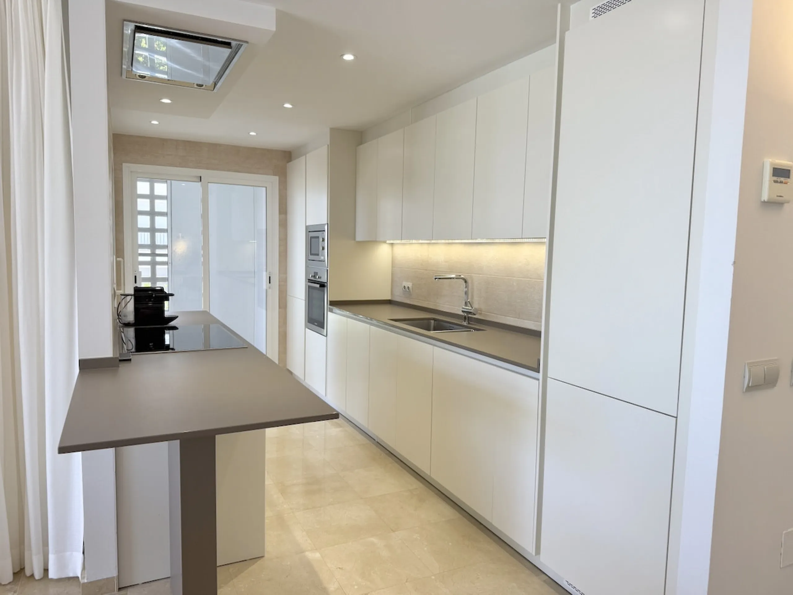 This elegant three-bedroom apartment with 2 private parkings is situated in the sought-after area of La Mairena, Marbella East, offering a harmonious blend of comfort, style, and convenience. The property boasts a generous built area of 148m² complemented