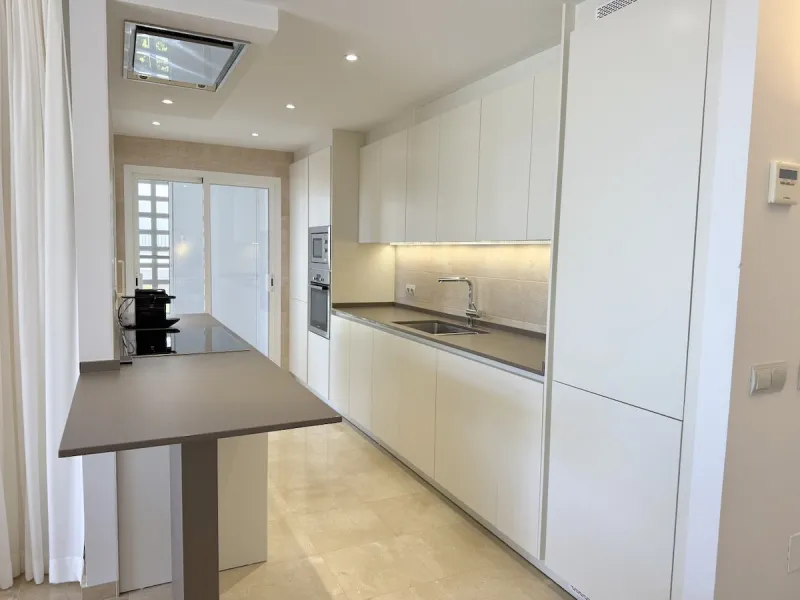 This elegant three-bedroom apartment with 2 private parkings is situated in the sought-after area of La Mairena, Marbella East, offering a harmonious blend of comfort, style, and convenience. The property boasts a generous built area of 148m² complemented