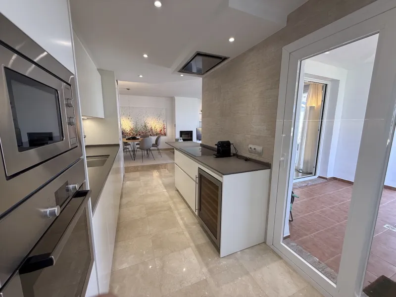 This elegant three-bedroom apartment with 2 private parkings is situated in the sought-after area of La Mairena, Marbella East, offering a harmonious blend of comfort, style, and convenience. The property boasts a generous built area of 148m² complemented