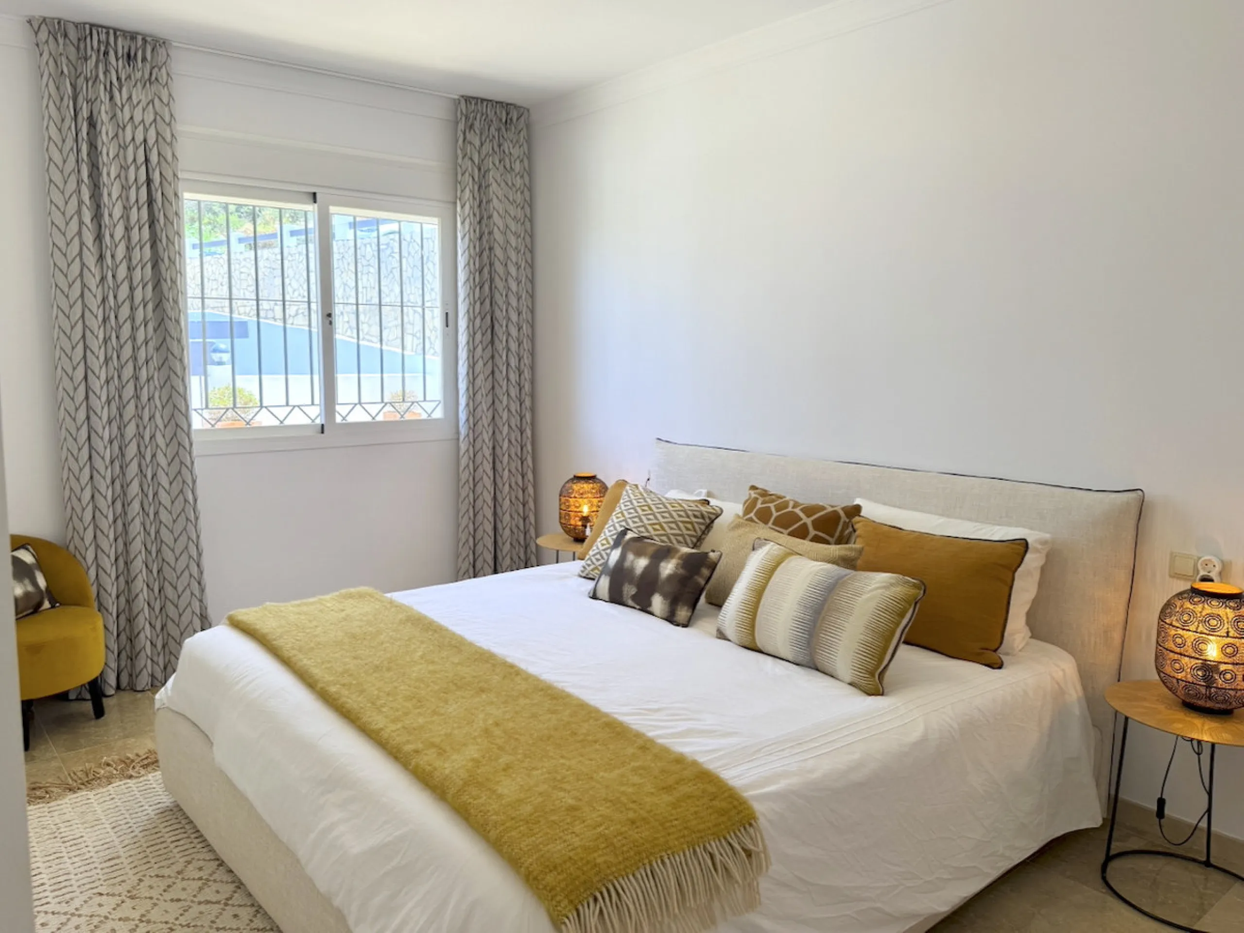 This elegant three-bedroom apartment with 2 private parkings is situated in the sought-after area of La Mairena, Marbella East, offering a harmonious blend of comfort, style, and convenience. The property boasts a generous built area of 148m² complemented