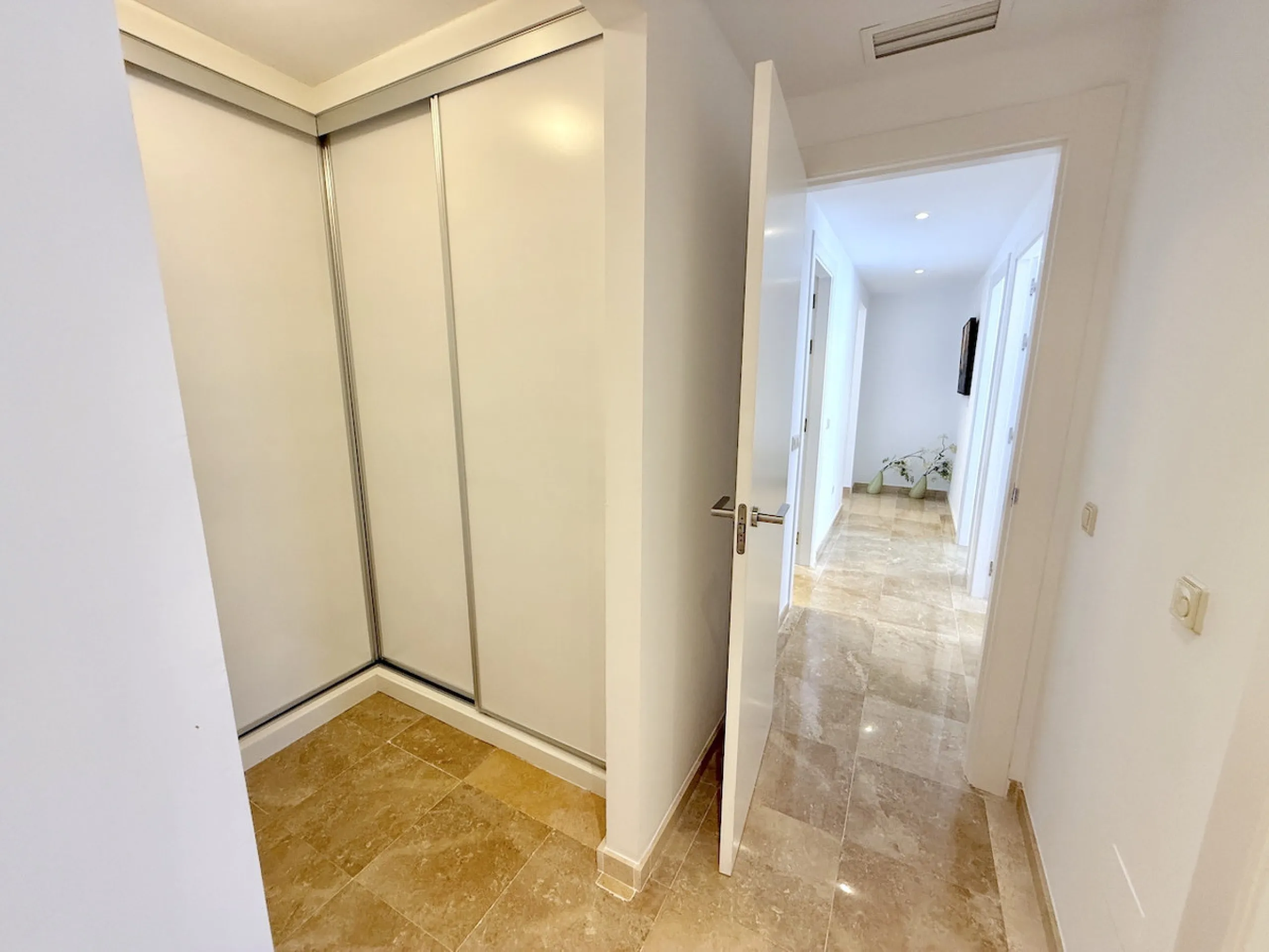 This elegant three-bedroom apartment with 2 private parkings is situated in the sought-after area of La Mairena, Marbella East, offering a harmonious blend of comfort, style, and convenience. The property boasts a generous built area of 148m² complemented