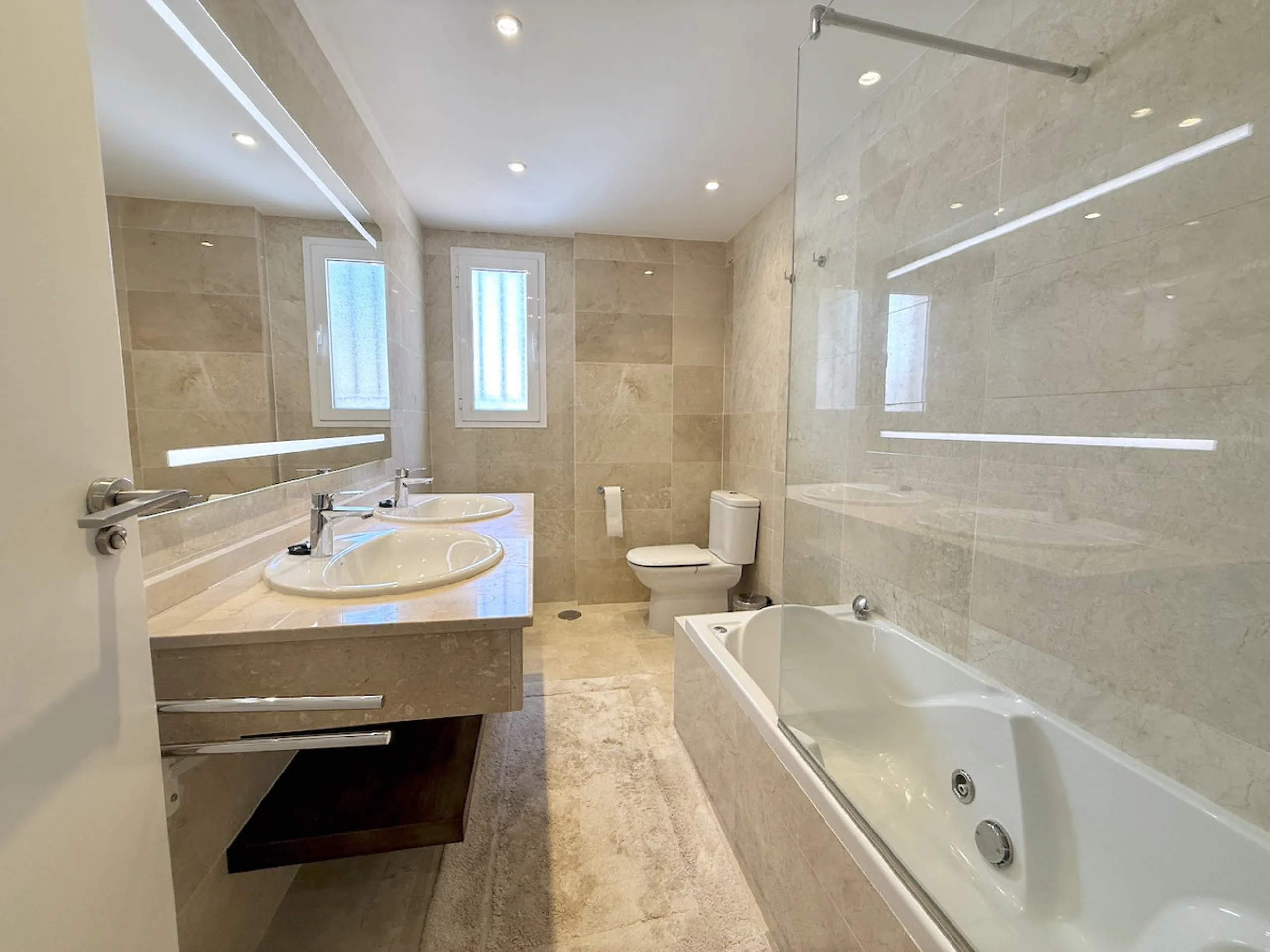 This elegant three-bedroom apartment with 2 private parkings is situated in the sought-after area of La Mairena, Marbella East, offering a harmonious blend of comfort, style, and convenience. The property boasts a generous built area of 148m² complemented