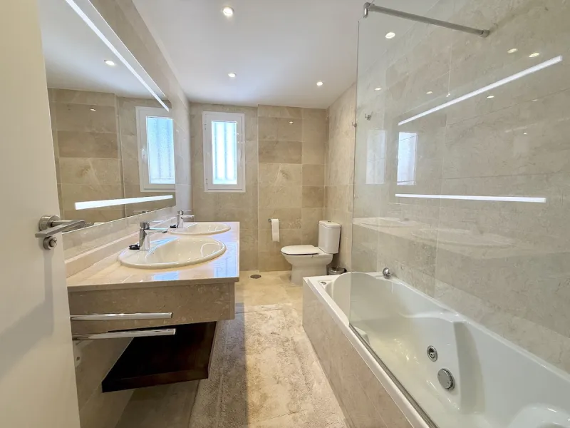 This elegant three-bedroom apartment with 2 private parkings is situated in the sought-after area of La Mairena, Marbella East, offering a harmonious blend of comfort, style, and convenience. The property boasts a generous built area of 148m² complemented