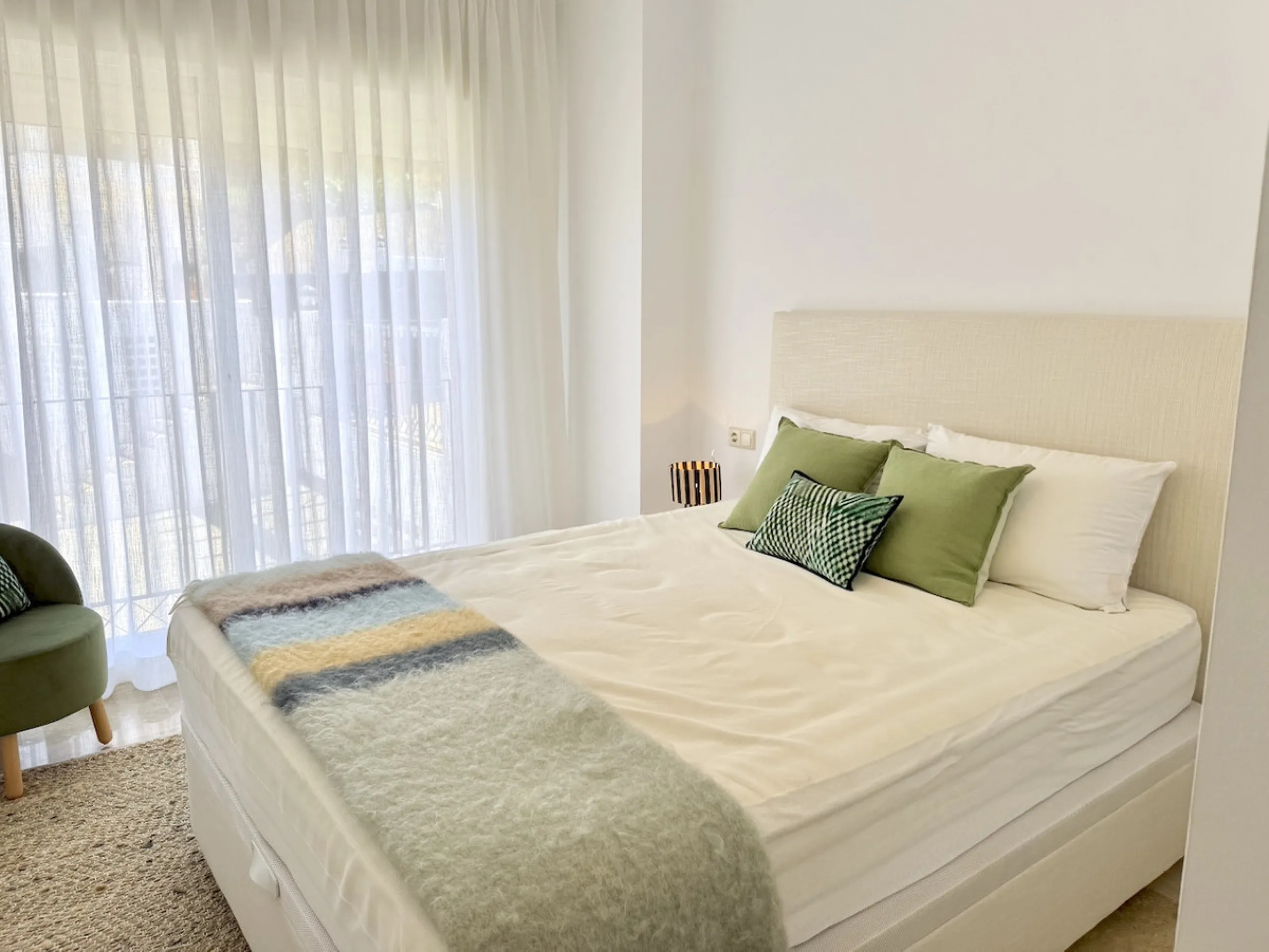 This elegant three-bedroom apartment with 2 private parkings is situated in the sought-after area of La Mairena, Marbella East, offering a harmonious blend of comfort, style, and convenience. The property boasts a generous built area of 148m² complemented