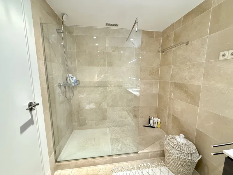 This elegant three-bedroom apartment with 2 private parkings is situated in the sought-after area of La Mairena, Marbella East, offering a harmonious blend of comfort, style, and convenience. The property boasts a generous built area of 148m² complemented