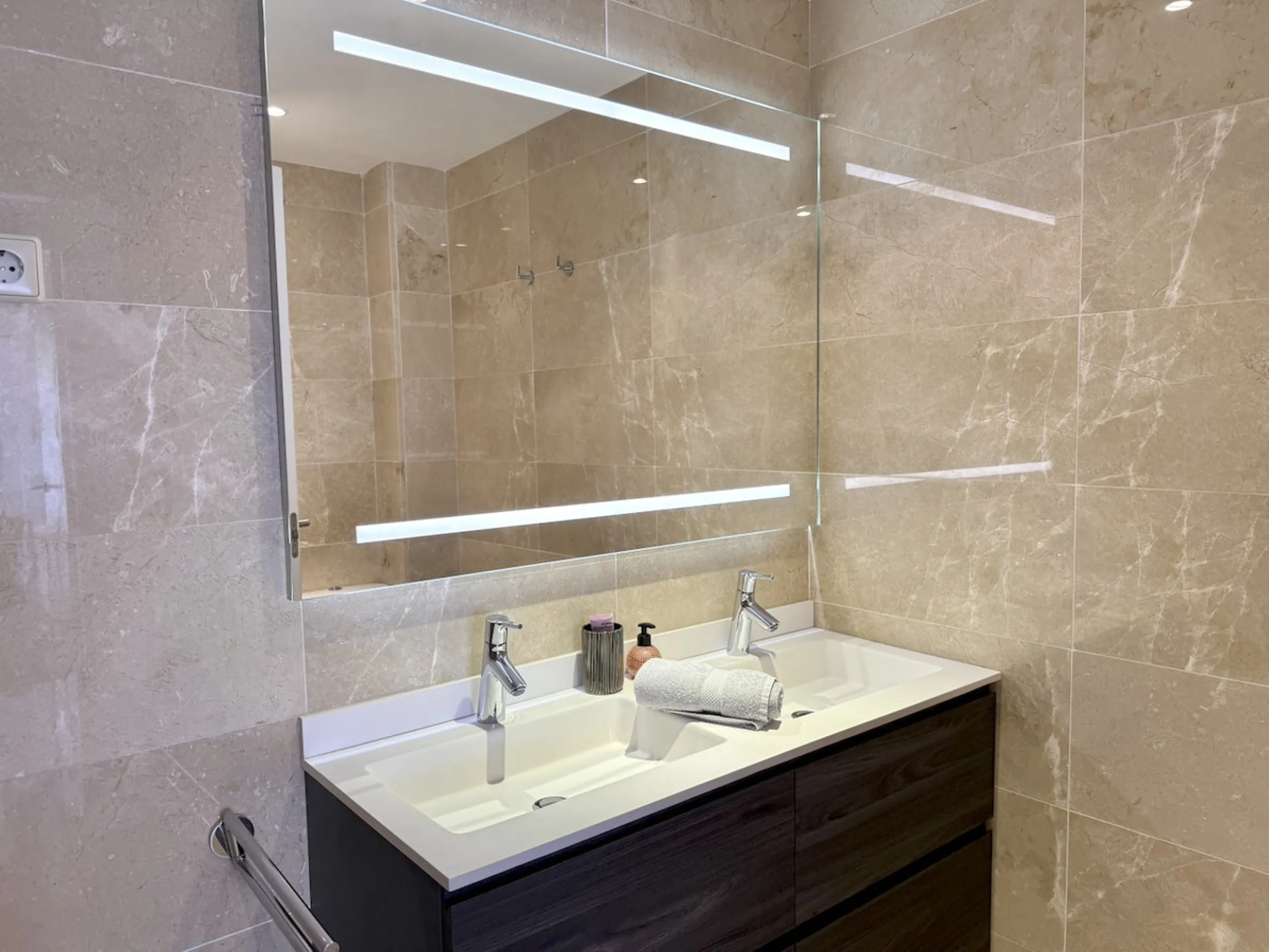 This elegant three-bedroom apartment with 2 private parkings is situated in the sought-after area of La Mairena, Marbella East, offering a harmonious blend of comfort, style, and convenience. The property boasts a generous built area of 148m² complemented