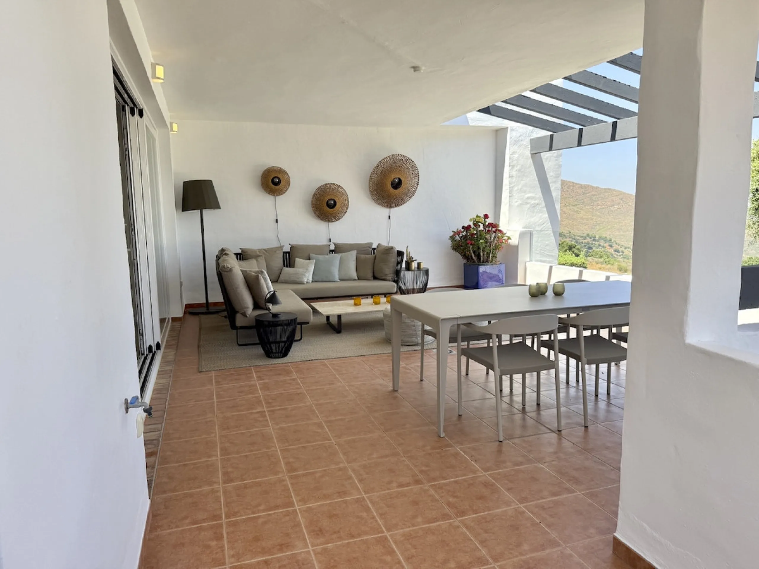 This elegant three-bedroom apartment with 2 private parkings is situated in the sought-after area of La Mairena, Marbella East, offering a harmonious blend of comfort, style, and convenience. The property boasts a generous built area of 148m² complemented