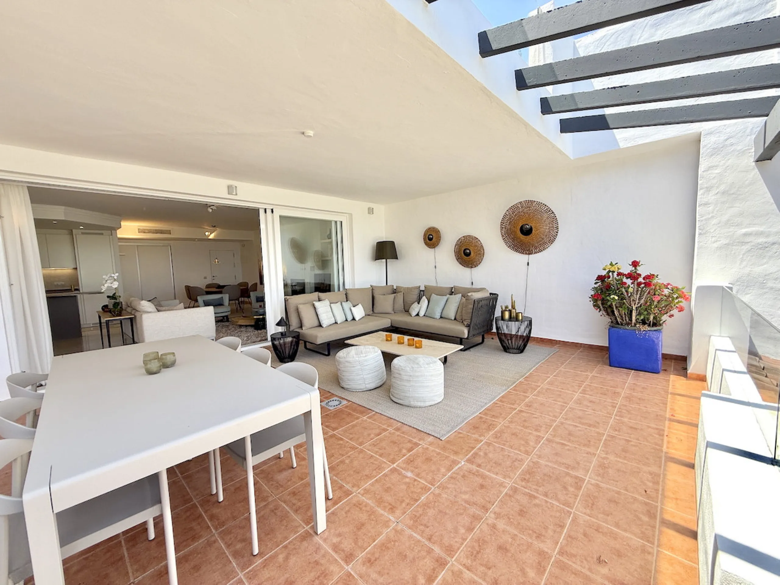 This elegant three-bedroom apartment with 2 private parkings is situated in the sought-after area of La Mairena, Marbella East, offering a harmonious blend of comfort, style, and convenience. The property boasts a generous built area of 148m² complemented