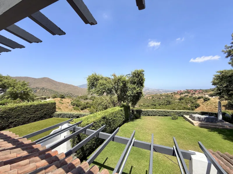 This elegant three-bedroom apartment with 2 private parkings is situated in the sought-after area of La Mairena, Marbella East, offering a harmonious blend of comfort, style, and convenience. The property boasts a generous built area of 148m² complemented