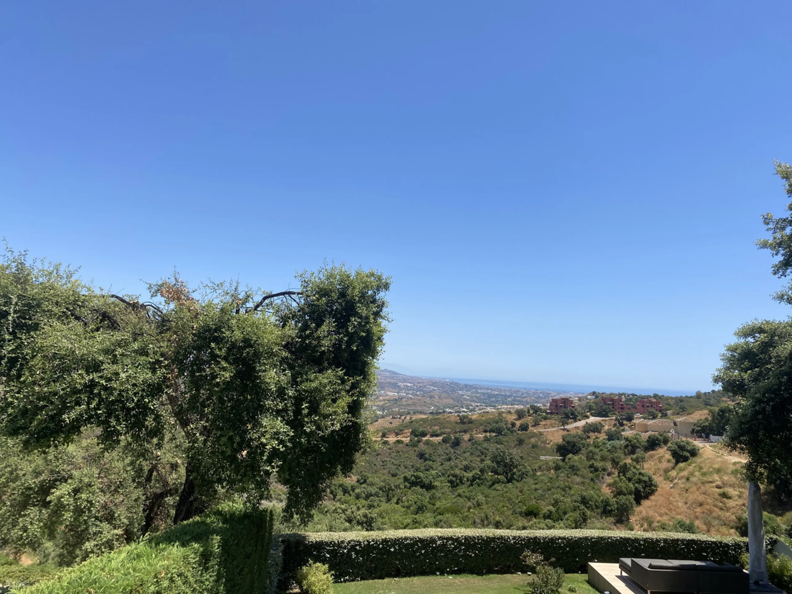 This elegant three-bedroom apartment with 2 private parkings is situated in the sought-after area of La Mairena, Marbella East, offering a harmonious blend of comfort, style, and convenience. The property boasts a generous built area of 148m² complemented