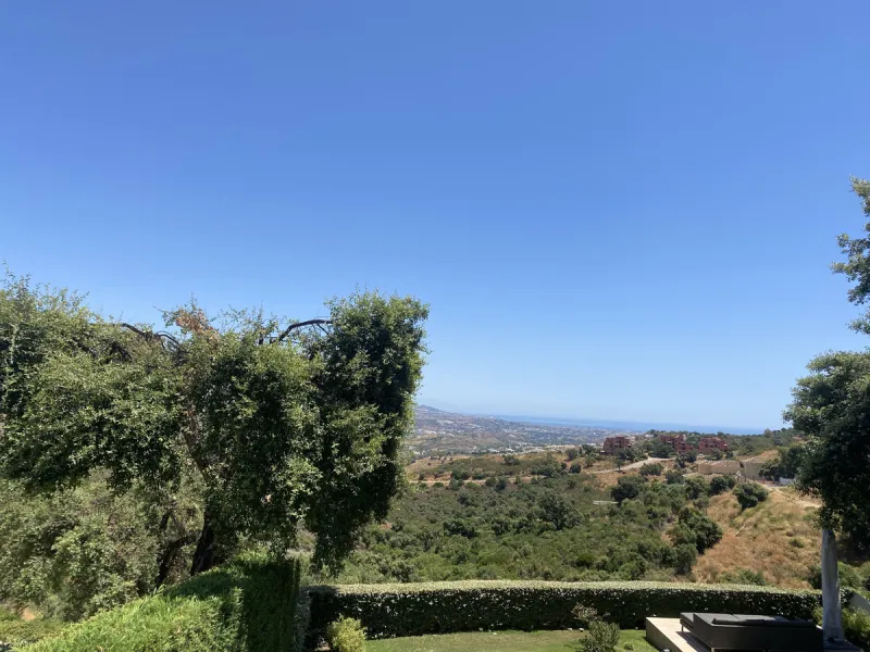 This elegant three-bedroom apartment with 2 private parkings is situated in the sought-after area of La Mairena, Marbella East, offering a harmonious blend of comfort, style, and convenience. The property boasts a generous built area of 148m² complemented