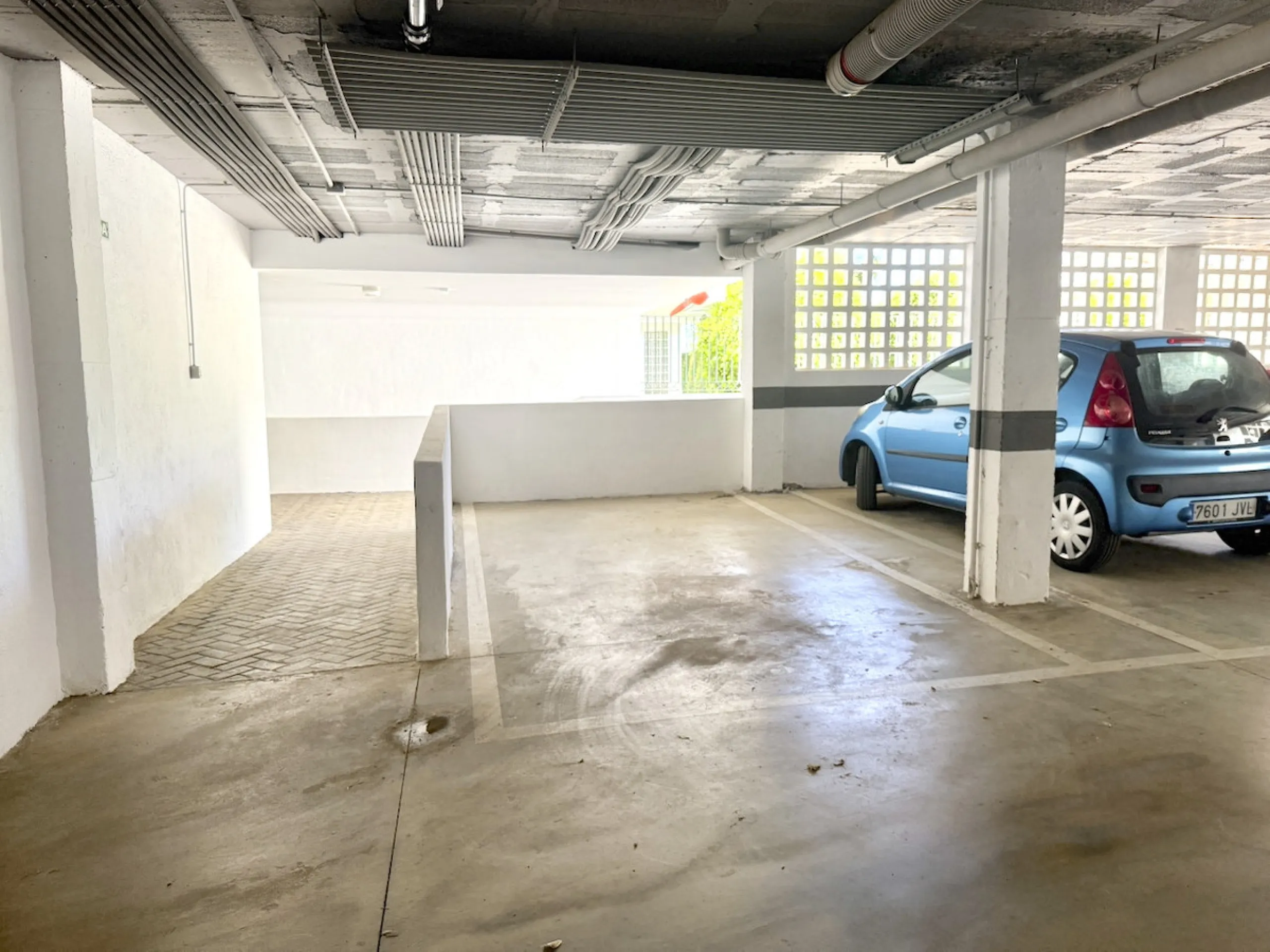 This elegant three-bedroom apartment with 2 private parkings is situated in the sought-after area of La Mairena, Marbella East, offering a harmonious blend of comfort, style, and convenience. The property boasts a generous built area of 148m² complemented