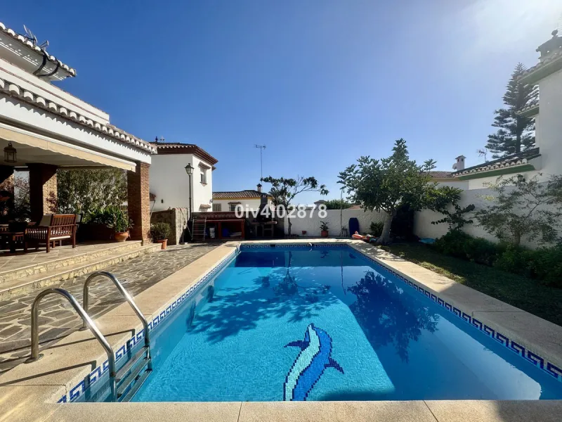 Discover this magnificent 4-bedroom, 3-bathroom house in a quiet residential area with a peaceful, green setting, just minutes from the beach and the center of Torremolinos.