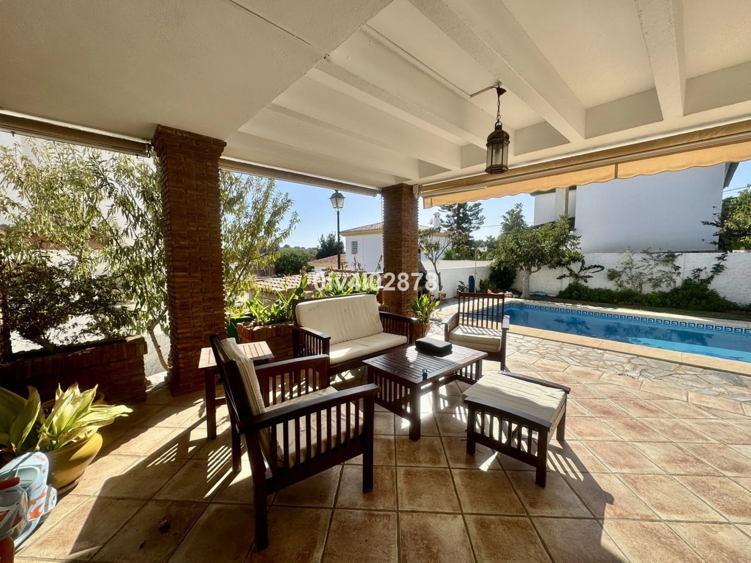 Discover this magnificent 4-bedroom, 3-bathroom house in a quiet residential area with a peaceful, green setting, just minutes from the beach and the center of Torremolinos.