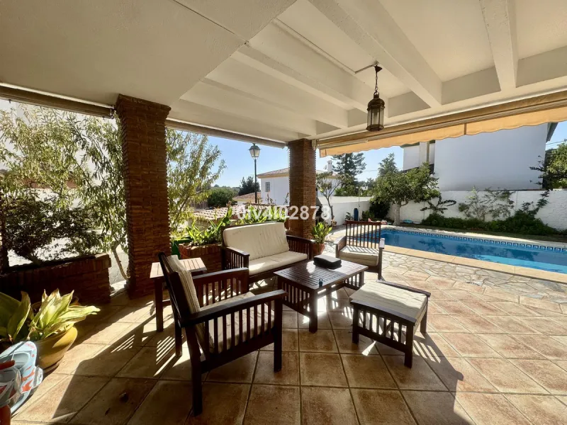 Discover this magnificent 4-bedroom, 3-bathroom house in a quiet residential area with a peaceful, green setting, just minutes from the beach and the center of Torremolinos.