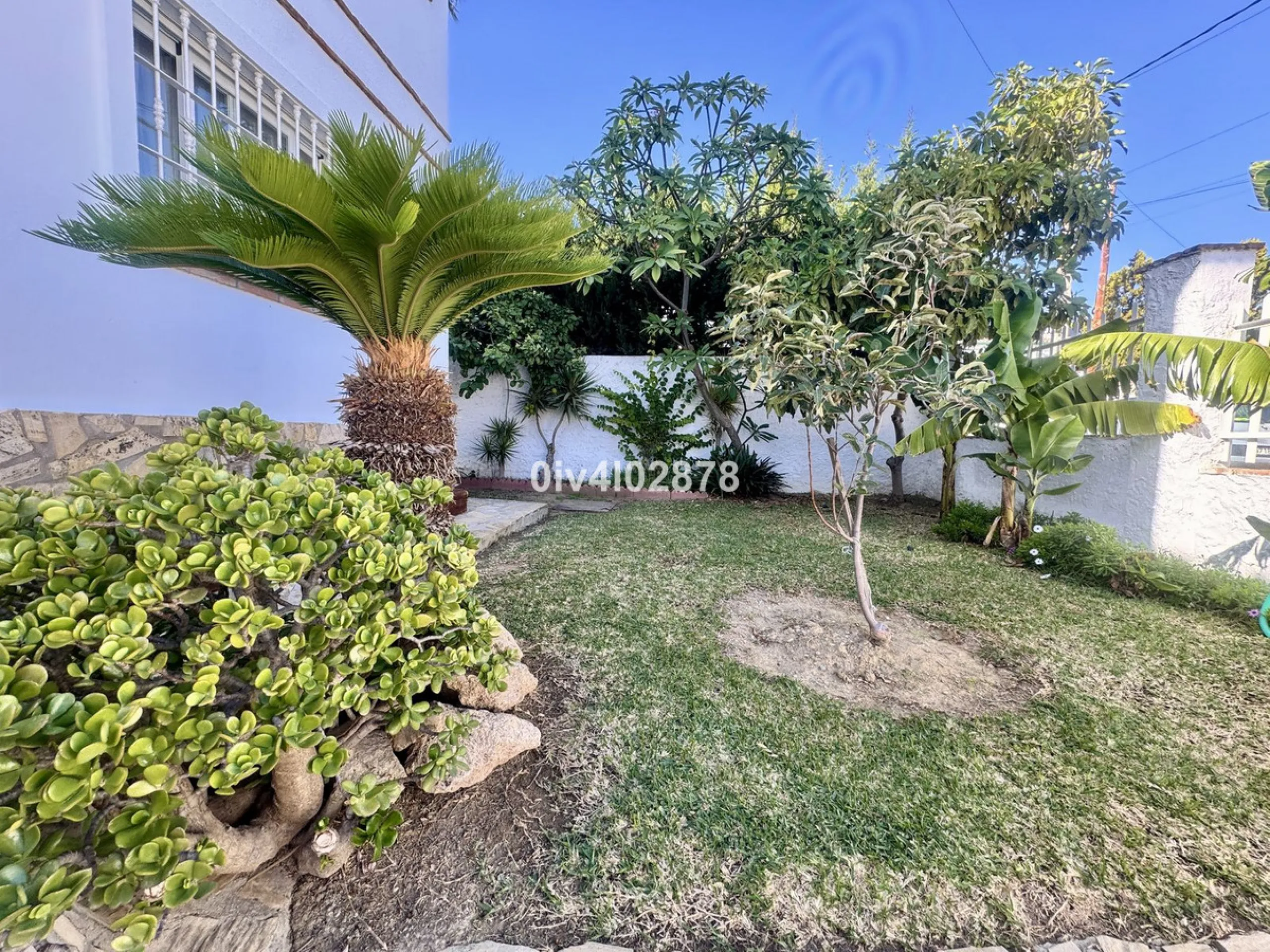 Discover this magnificent 4-bedroom, 3-bathroom house in a quiet residential area with a peaceful, green setting, just minutes from the beach and the center of Torremolinos.