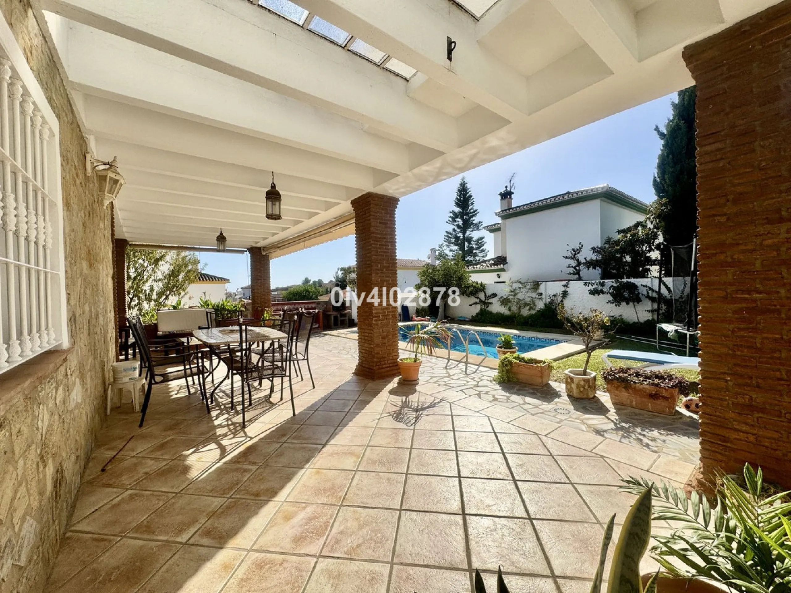 Discover this magnificent 4-bedroom, 3-bathroom house in a quiet residential area with a peaceful, green setting, just minutes from the beach and the center of Torremolinos.