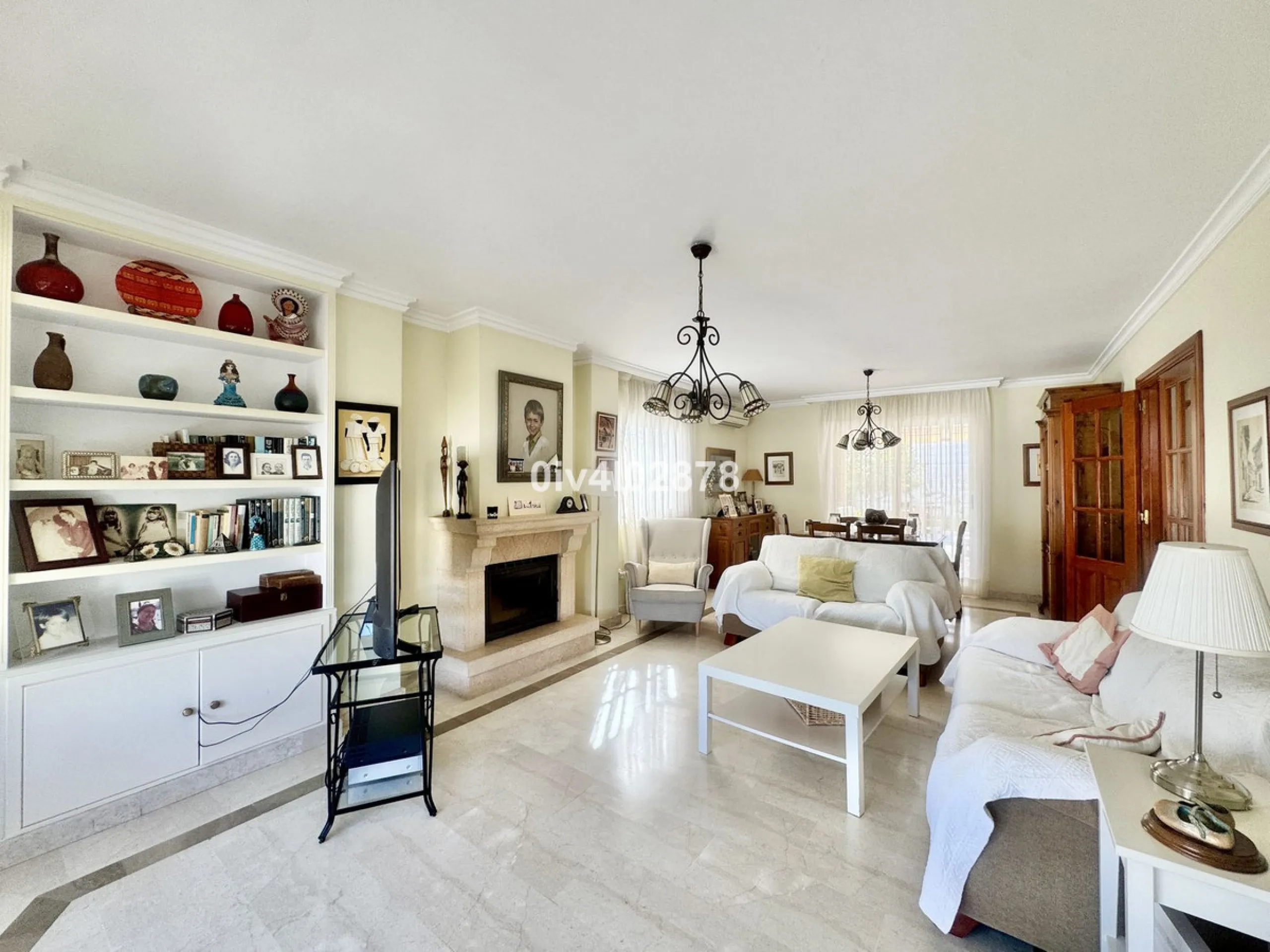 Discover this magnificent 4-bedroom, 3-bathroom house in a quiet residential area with a peaceful, green setting, just minutes from the beach and the center of Torremolinos.