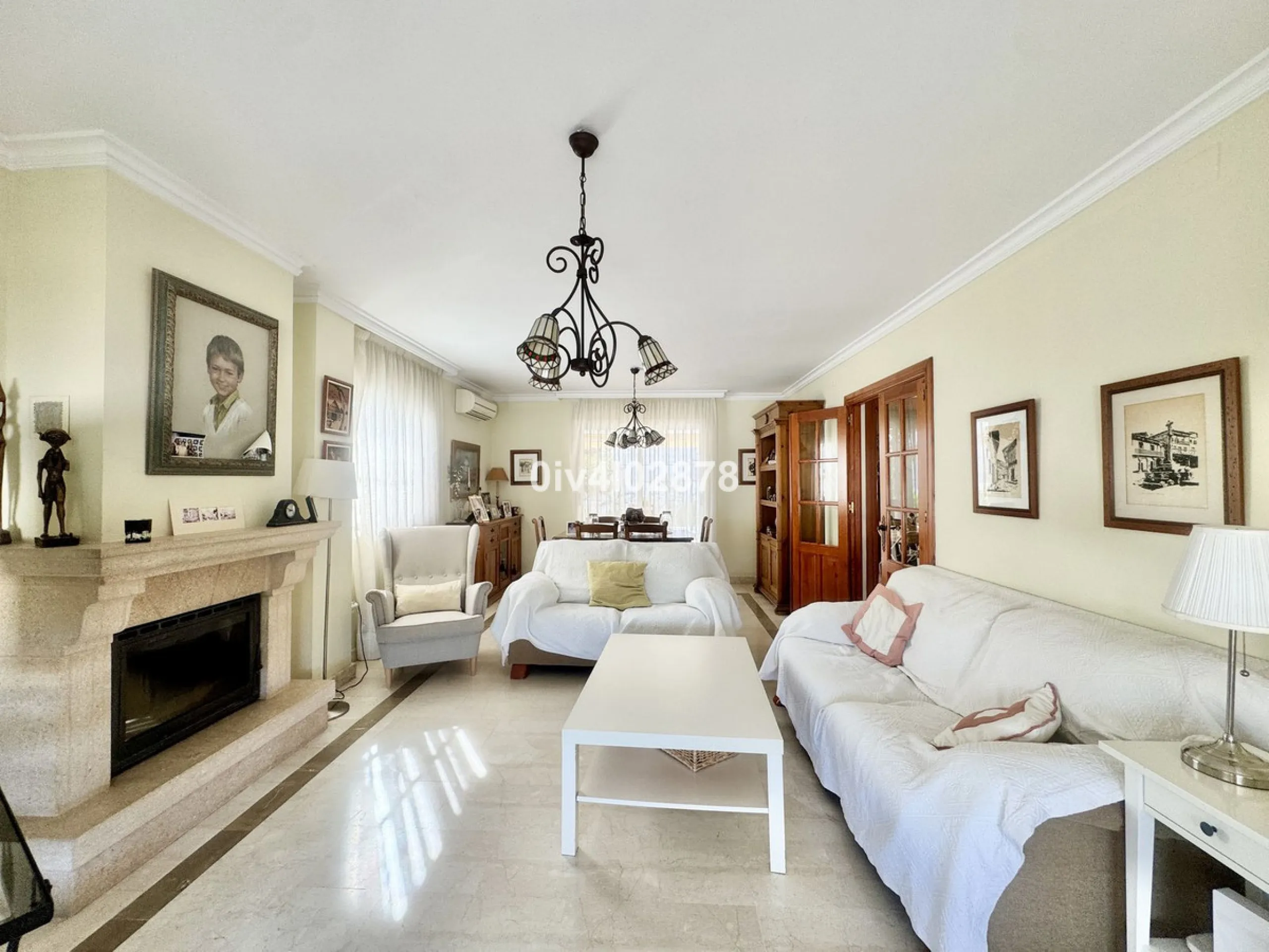 Discover this magnificent 4-bedroom, 3-bathroom house in a quiet residential area with a peaceful, green setting, just minutes from the beach and the center of Torremolinos.