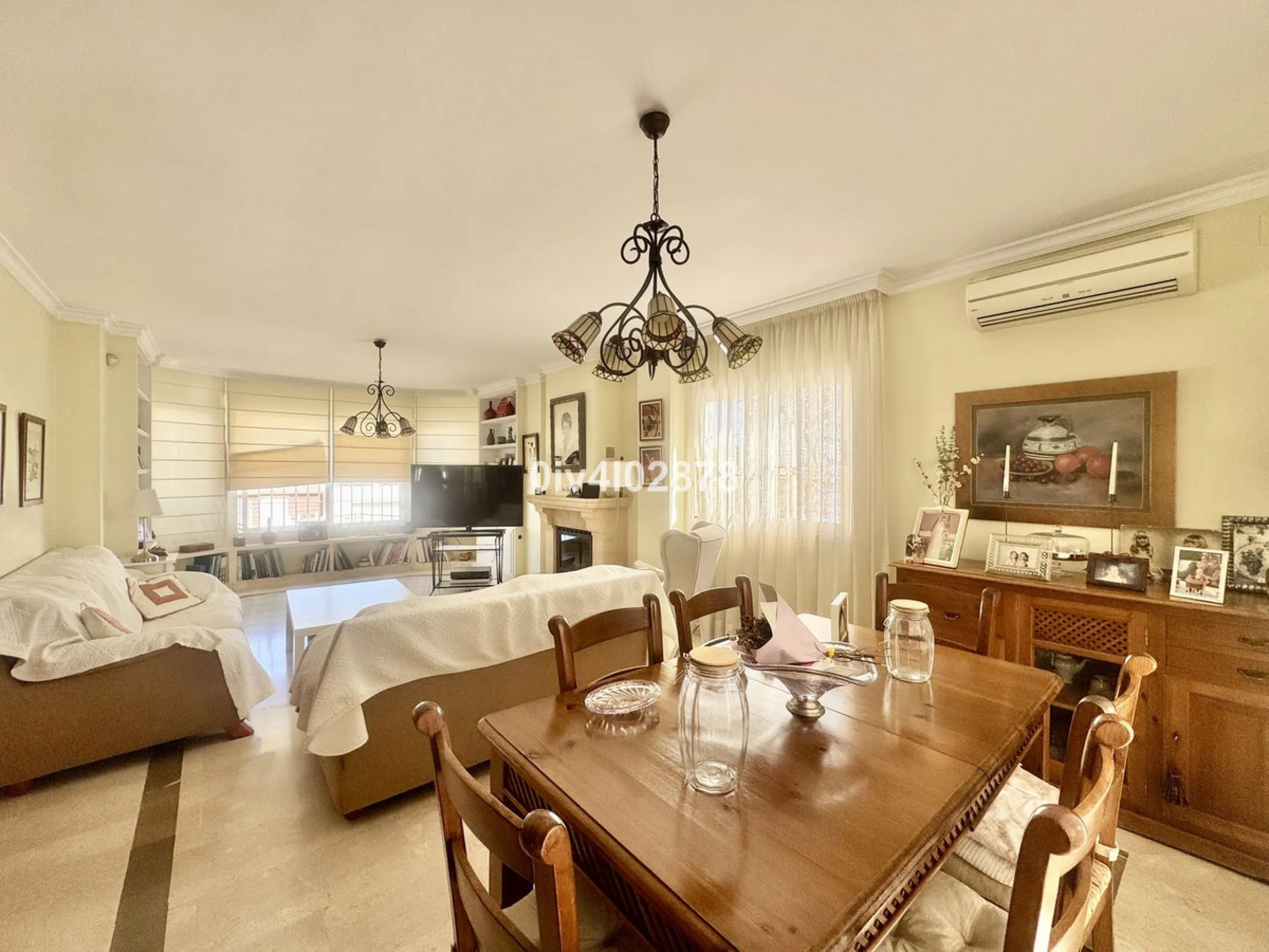 Discover this magnificent 4-bedroom, 3-bathroom house in a quiet residential area with a peaceful, green setting, just minutes from the beach and the center of Torremolinos.