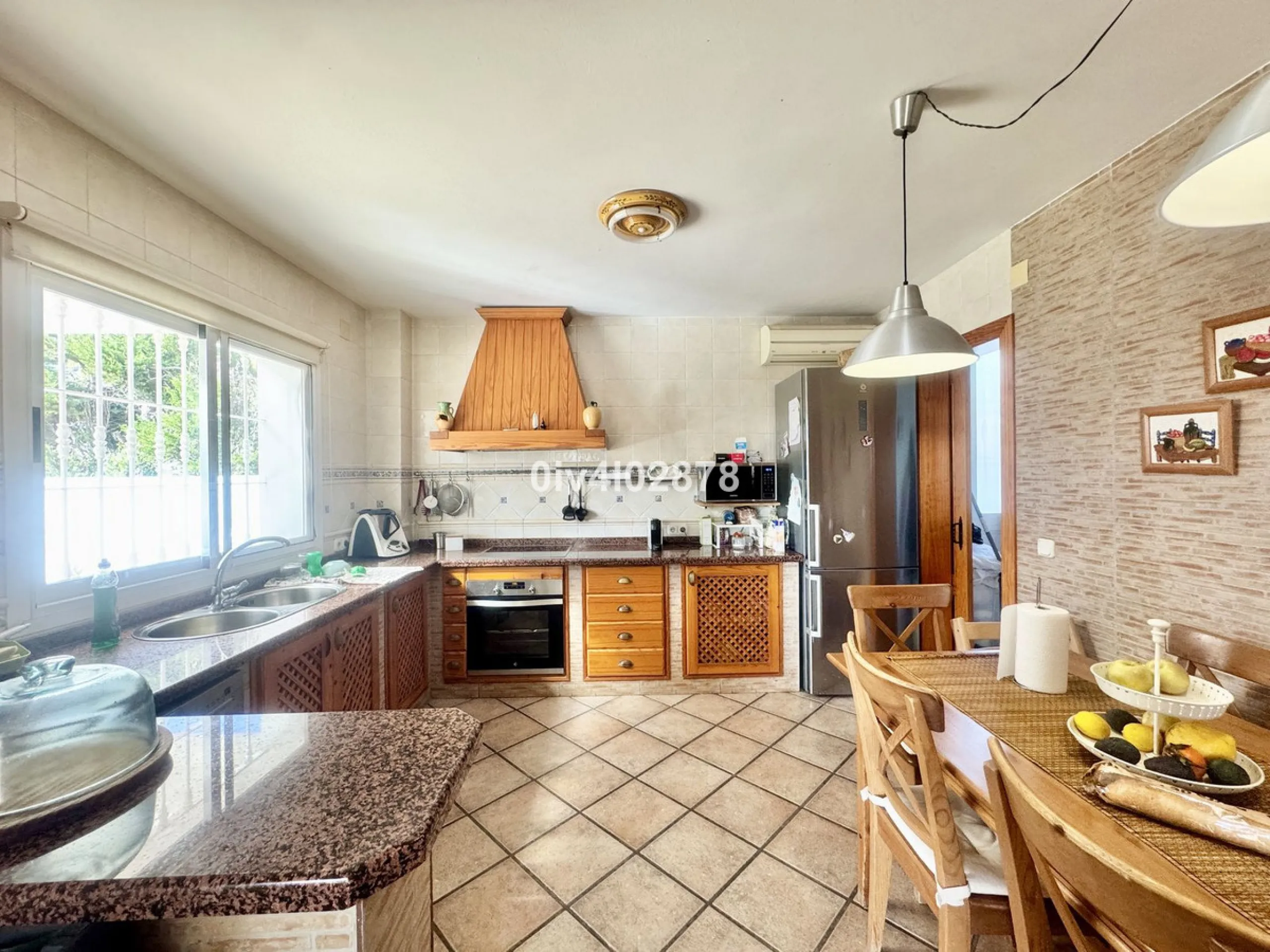 Discover this magnificent 4-bedroom, 3-bathroom house in a quiet residential area with a peaceful, green setting, just minutes from the beach and the center of Torremolinos.