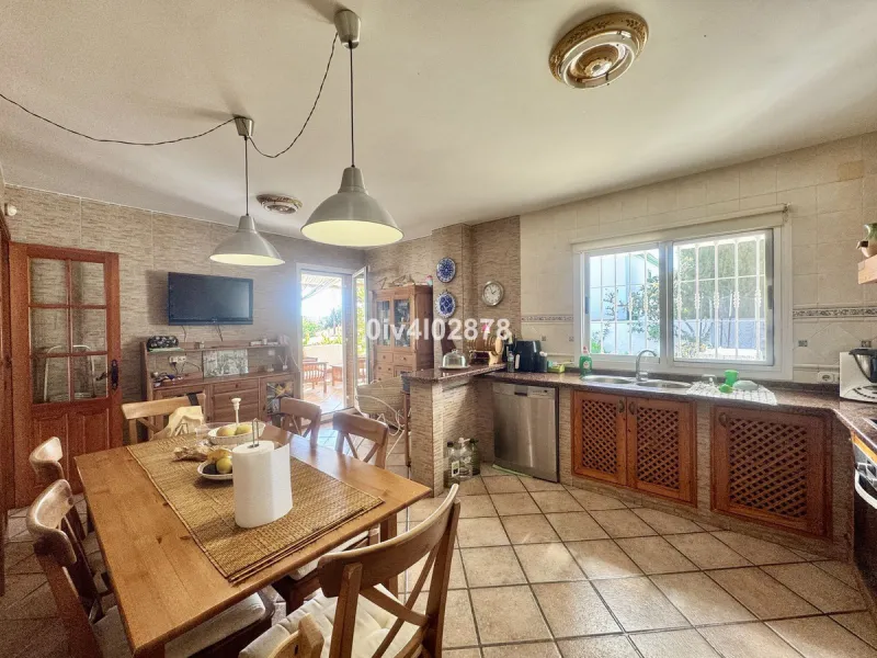 Discover this magnificent 4-bedroom, 3-bathroom house in a quiet residential area with a peaceful, green setting, just minutes from the beach and the center of Torremolinos.