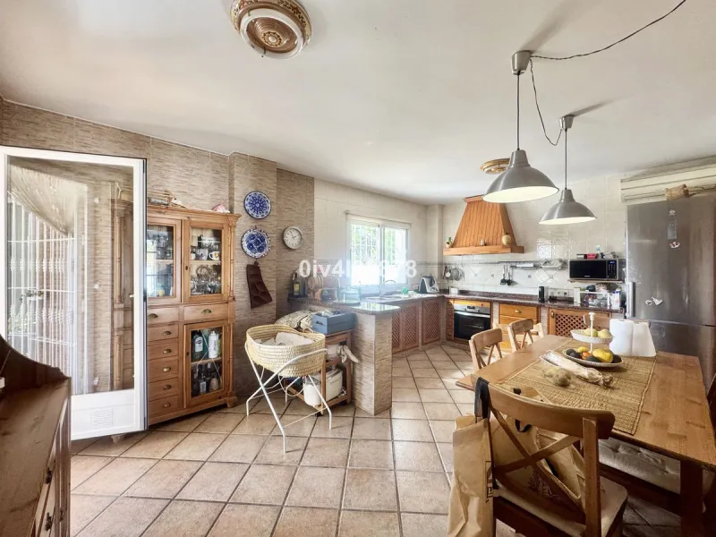 Discover this magnificent 4-bedroom, 3-bathroom house in a quiet residential area with a peaceful, green setting, just minutes from the beach and the center of Torremolinos.