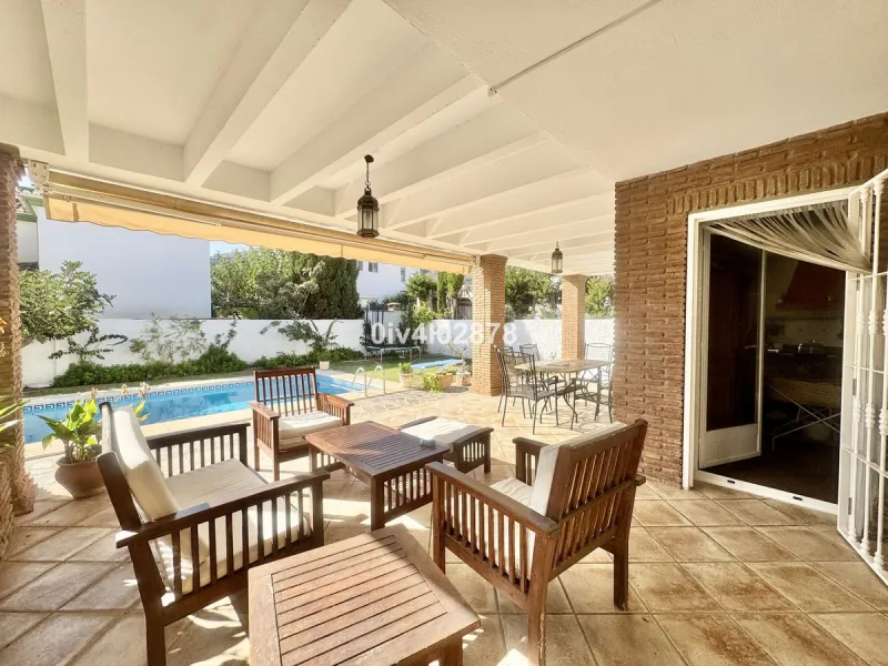 Discover this magnificent 4-bedroom, 3-bathroom house in a quiet residential area with a peaceful, green setting, just minutes from the beach and the center of Torremolinos.