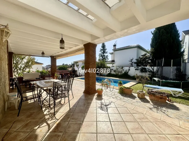 Discover this magnificent 4-bedroom, 3-bathroom house in a quiet residential area with a peaceful, green setting, just minutes from the beach and the center of Torremolinos.