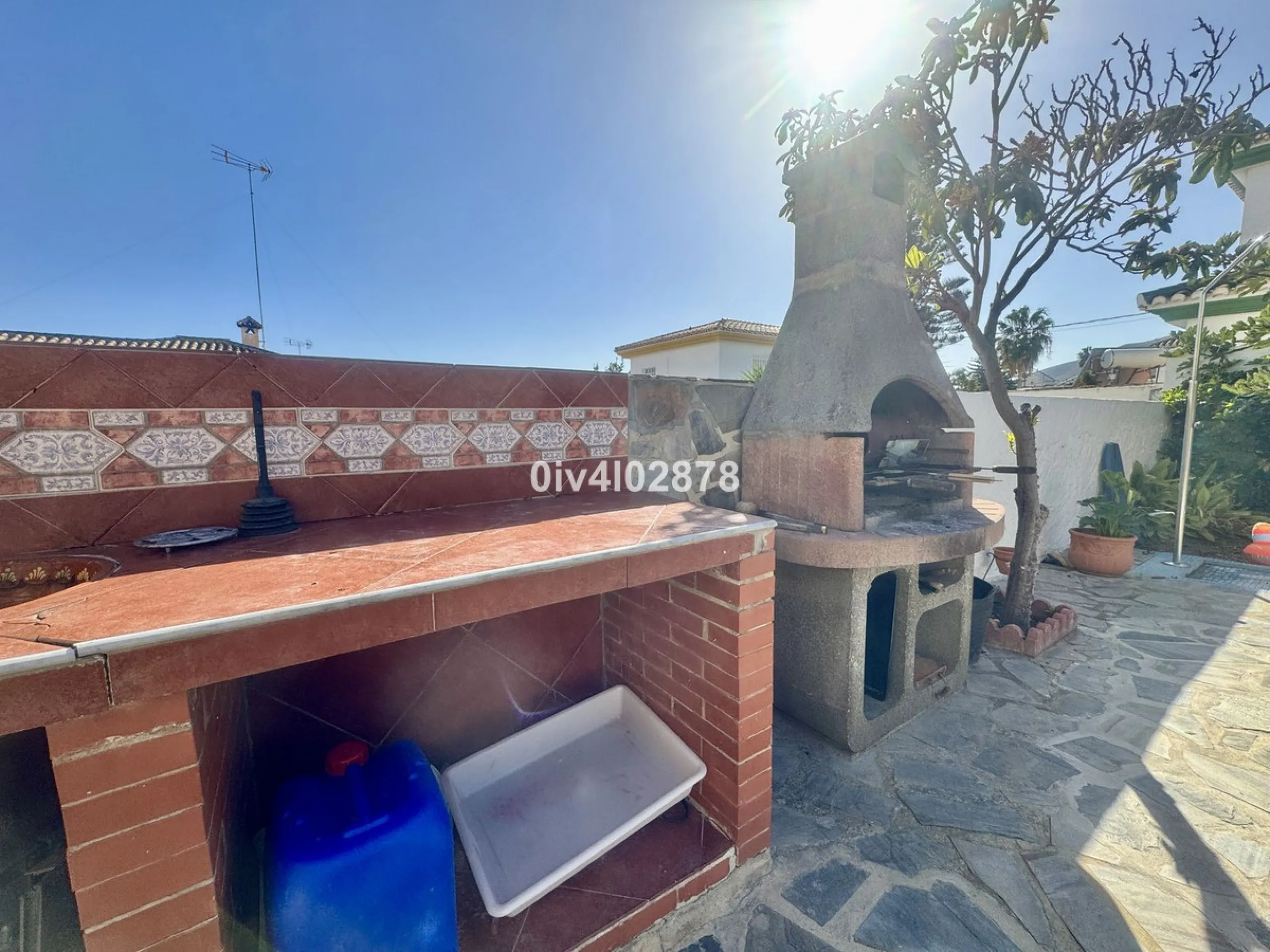 Discover this magnificent 4-bedroom, 3-bathroom house in a quiet residential area with a peaceful, green setting, just minutes from the beach and the center of Torremolinos.