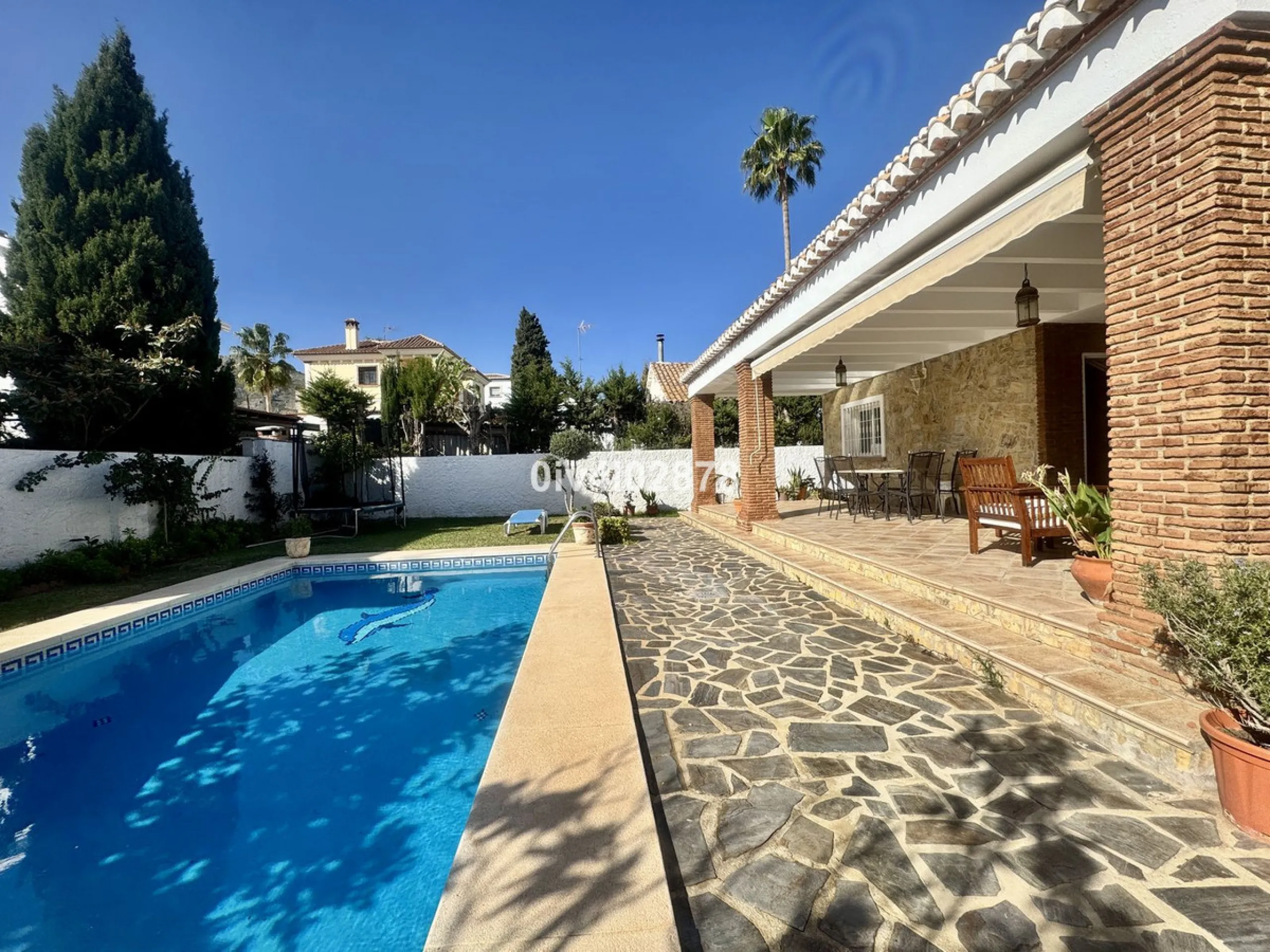 Discover this magnificent 4-bedroom, 3-bathroom house in a quiet residential area with a peaceful, green setting, just minutes from the beach and the center of Torremolinos.