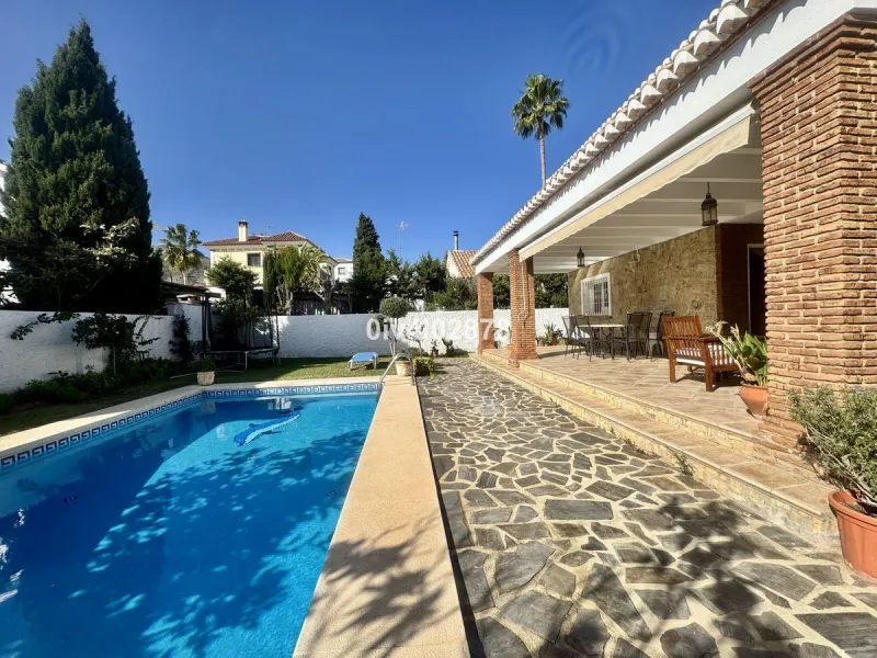 Discover this magnificent 4-bedroom, 3-bathroom house in a quiet residential area with a peaceful, green setting, just minutes from the beach and the center of Torremolinos.