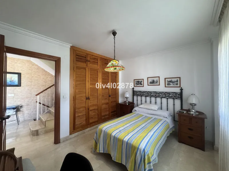 Discover this magnificent 4-bedroom, 3-bathroom house in a quiet residential area with a peaceful, green setting, just minutes from the beach and the center of Torremolinos.