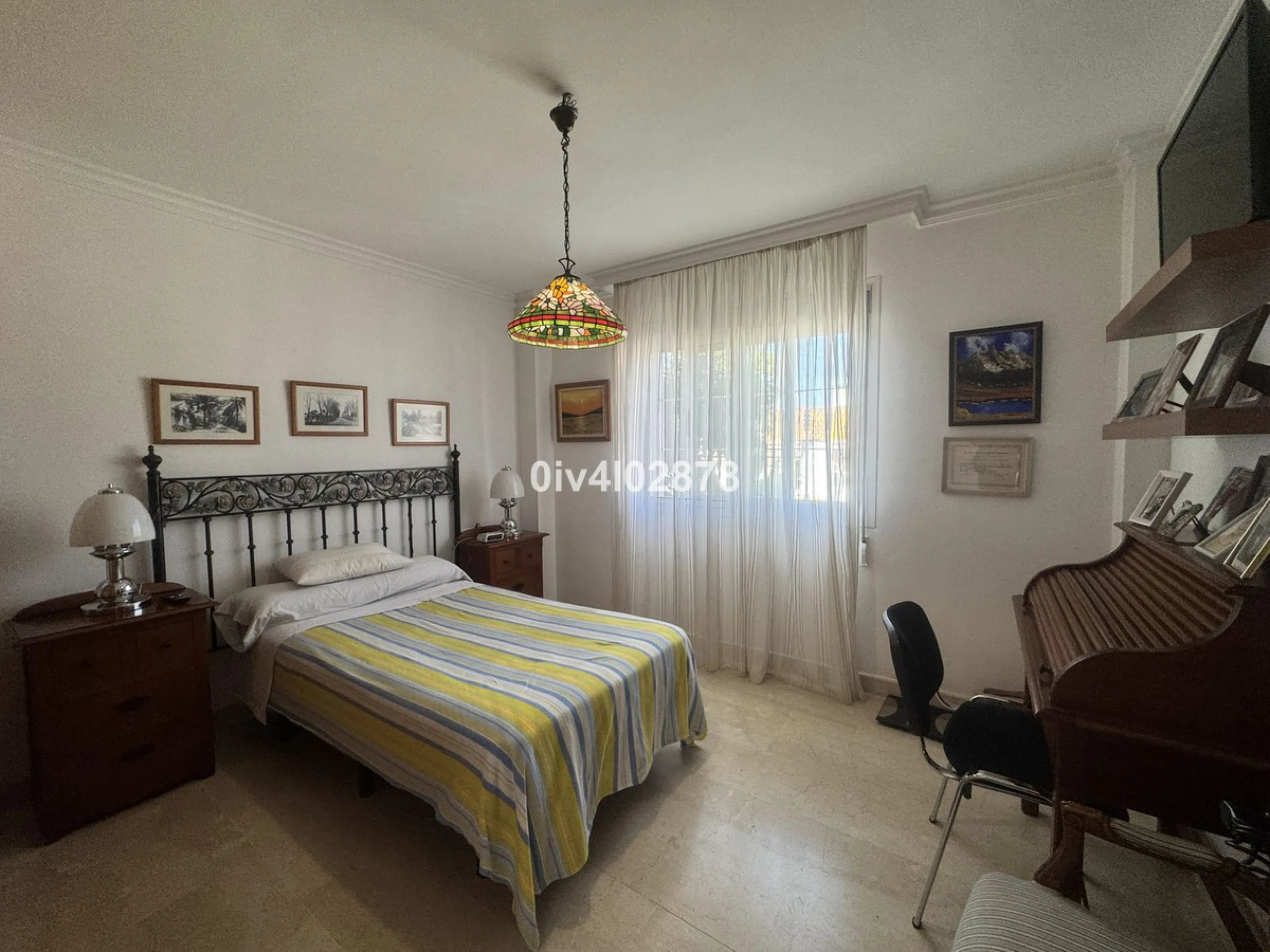 Discover this magnificent 4-bedroom, 3-bathroom house in a quiet residential area with a peaceful, green setting, just minutes from the beach and the center of Torremolinos.