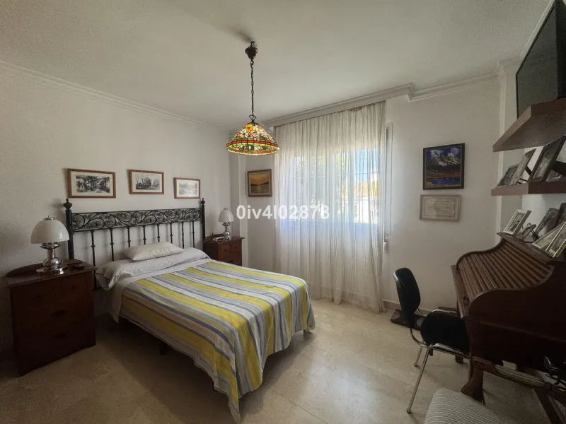 Discover this magnificent 4-bedroom, 3-bathroom house in a quiet residential area with a peaceful, green setting, just minutes from the beach and the center of Torremolinos.