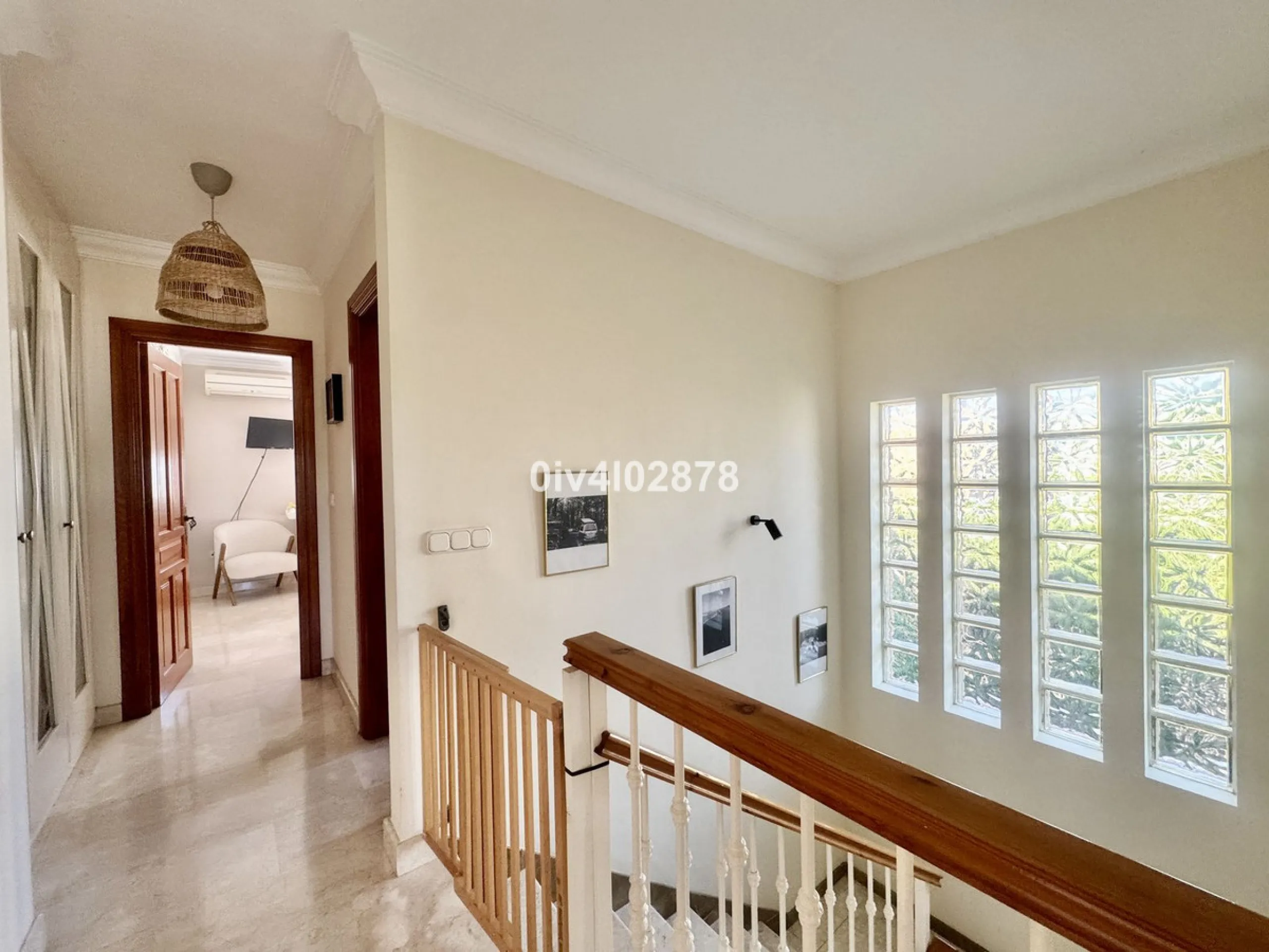 Discover this magnificent 4-bedroom, 3-bathroom house in a quiet residential area with a peaceful, green setting, just minutes from the beach and the center of Torremolinos.