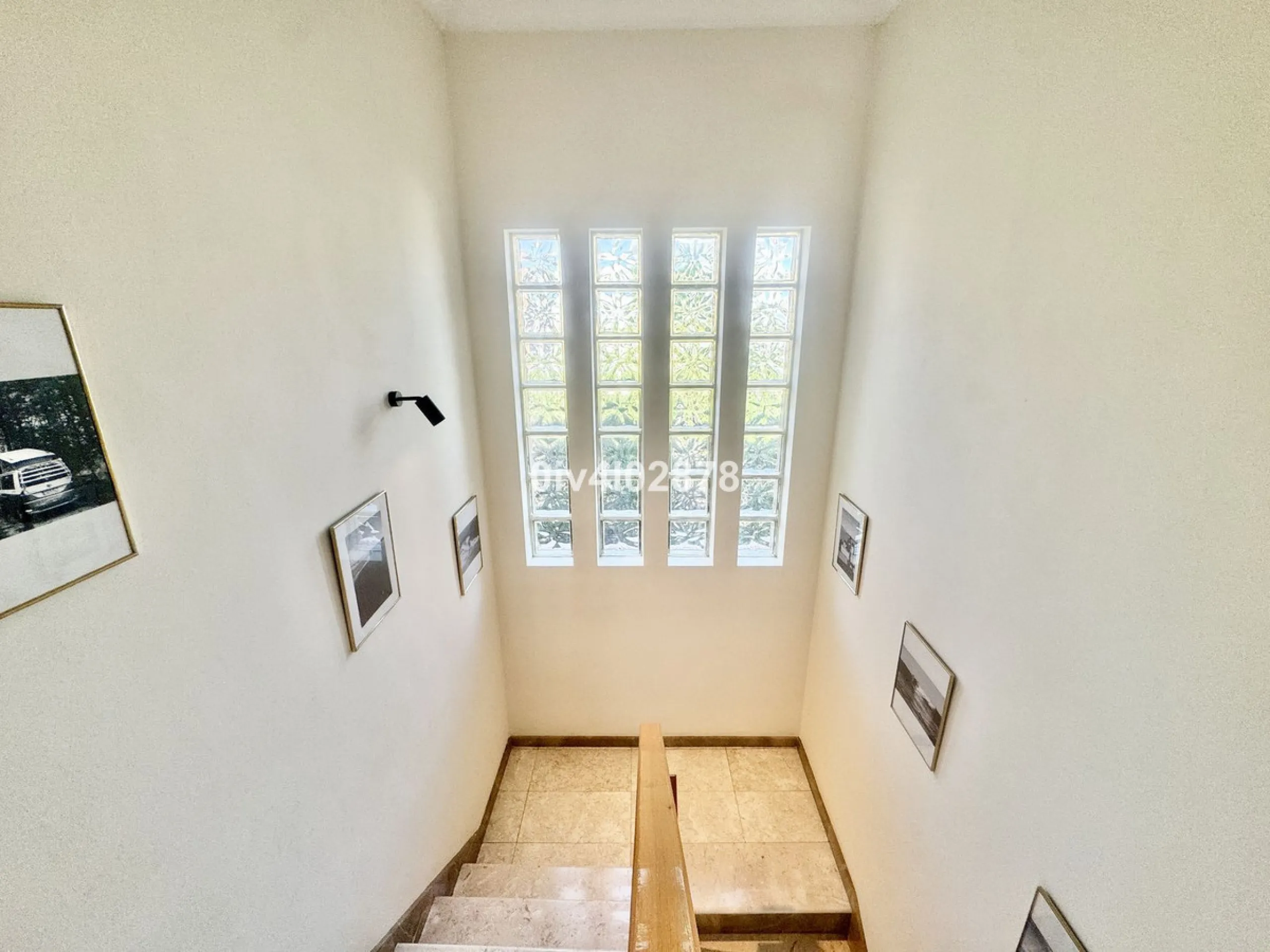 Discover this magnificent 4-bedroom, 3-bathroom house in a quiet residential area with a peaceful, green setting, just minutes from the beach and the center of Torremolinos.