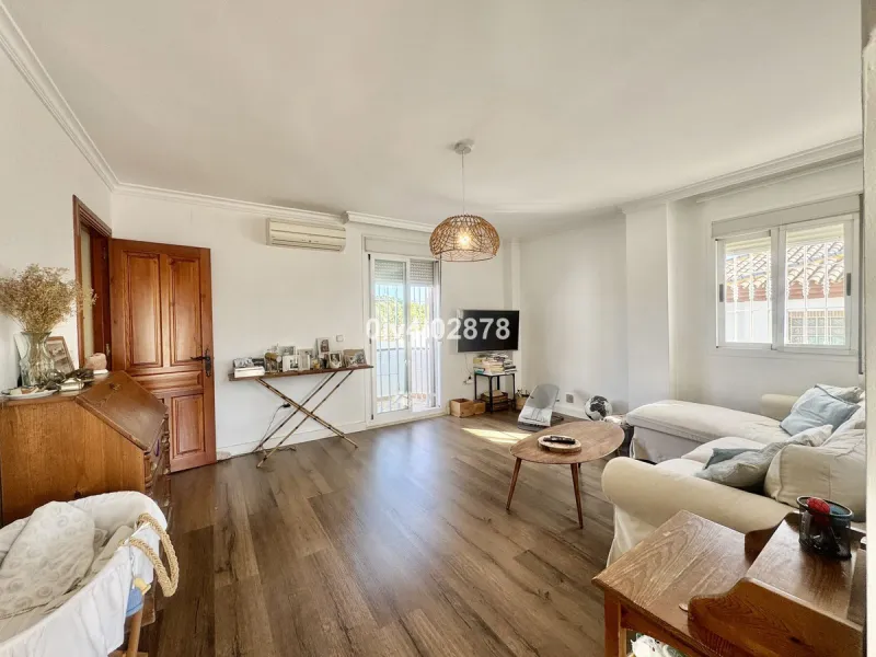 Discover this magnificent 4-bedroom, 3-bathroom house in a quiet residential area with a peaceful, green setting, just minutes from the beach and the center of Torremolinos.