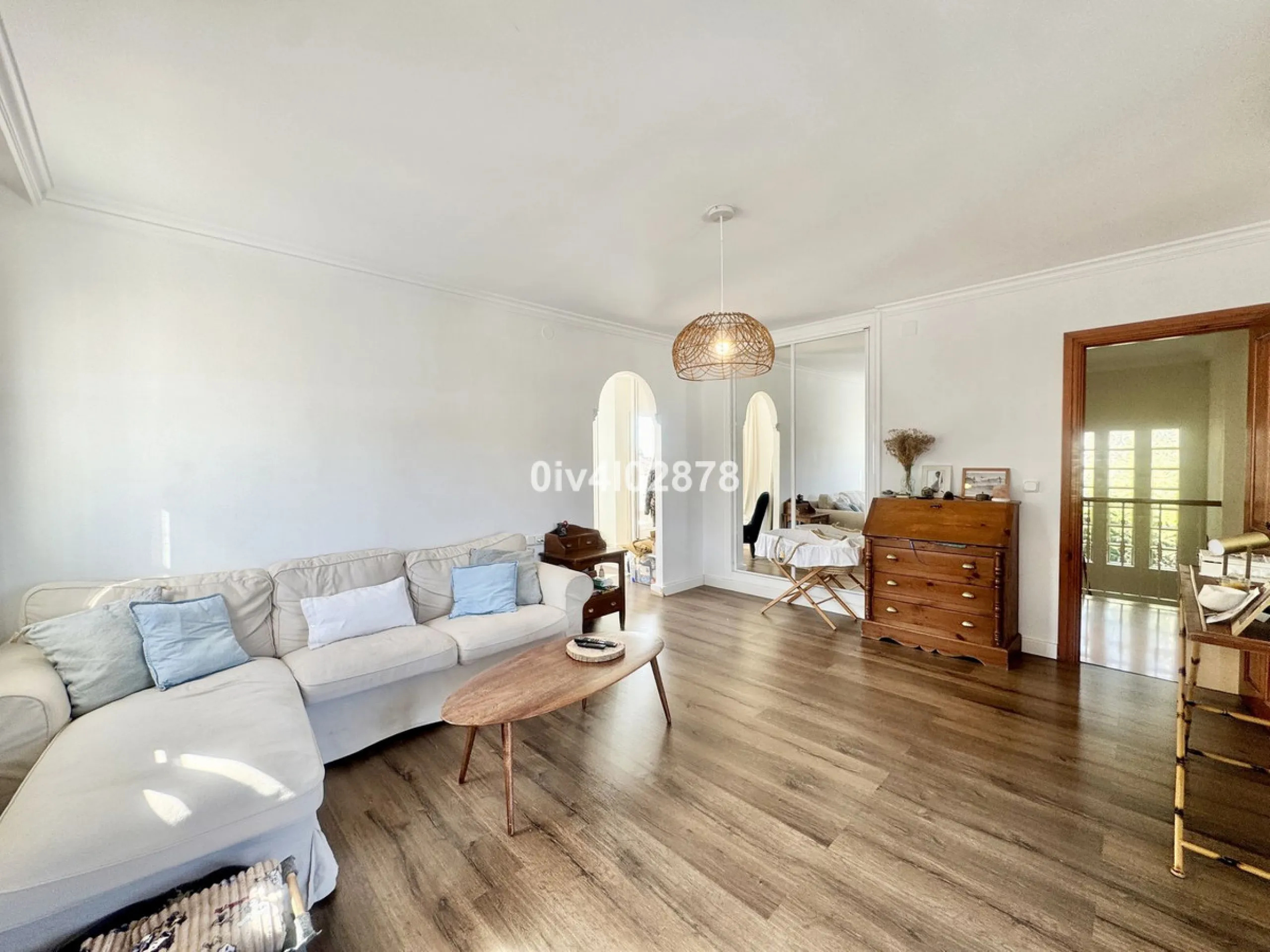 Discover this magnificent 4-bedroom, 3-bathroom house in a quiet residential area with a peaceful, green setting, just minutes from the beach and the center of Torremolinos.