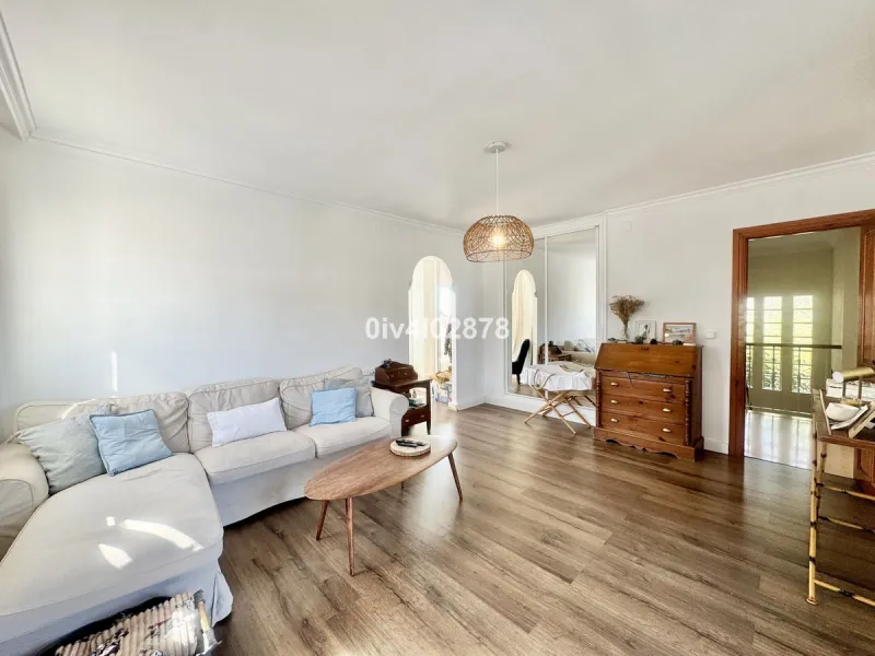 Discover this magnificent 4-bedroom, 3-bathroom house in a quiet residential area with a peaceful, green setting, just minutes from the beach and the center of Torremolinos.