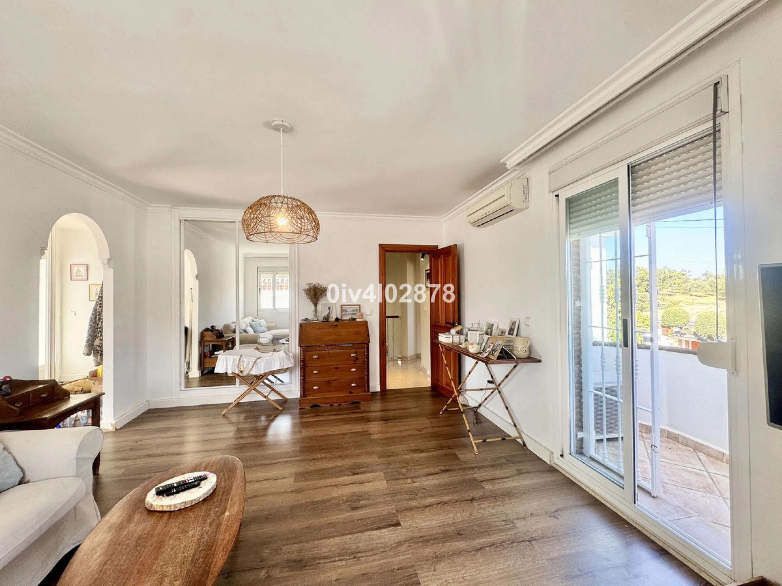 Discover this magnificent 4-bedroom, 3-bathroom house in a quiet residential area with a peaceful, green setting, just minutes from the beach and the center of Torremolinos.