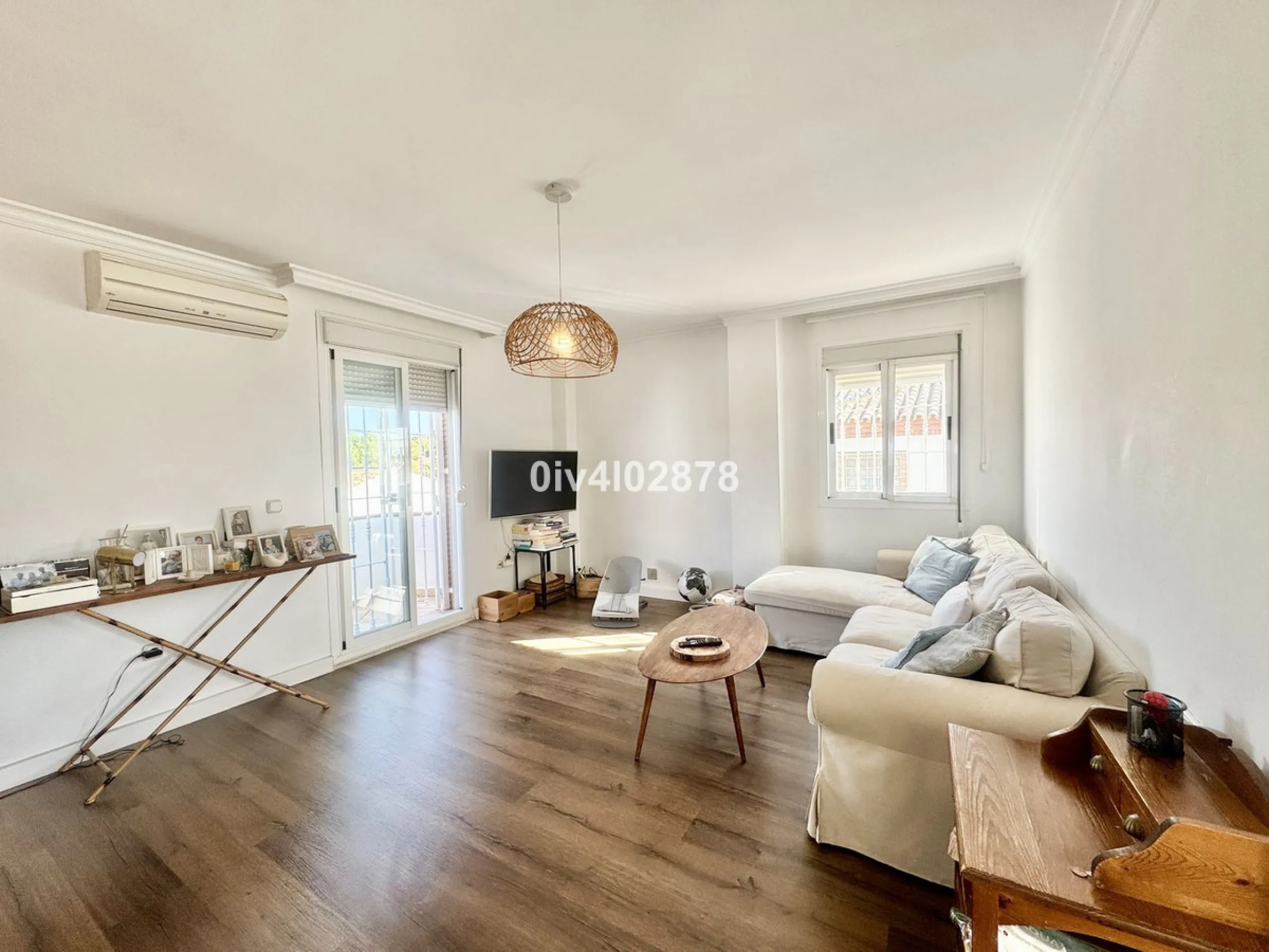 Discover this magnificent 4-bedroom, 3-bathroom house in a quiet residential area with a peaceful, green setting, just minutes from the beach and the center of Torremolinos.