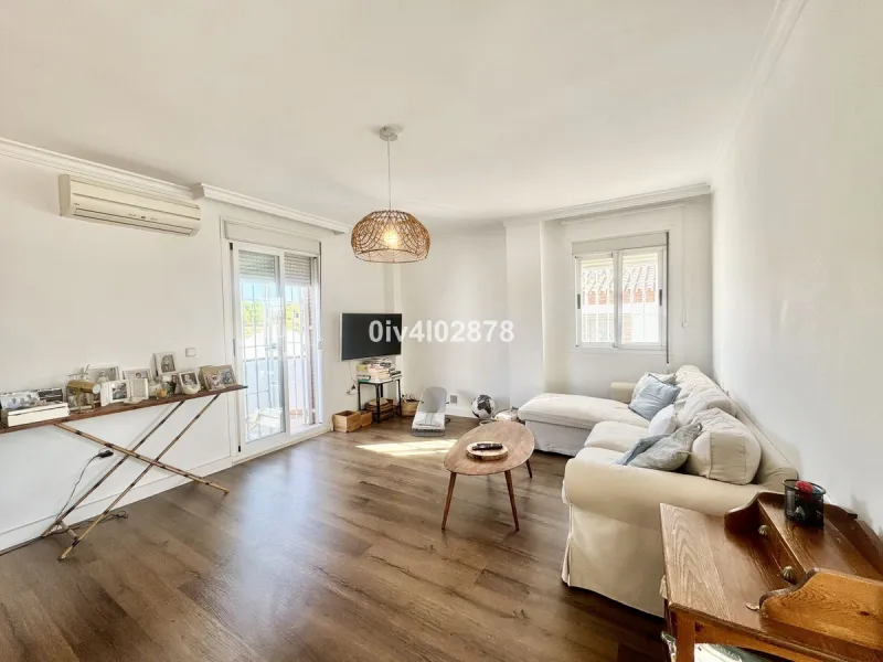 Discover this magnificent 4-bedroom, 3-bathroom house in a quiet residential area with a peaceful, green setting, just minutes from the beach and the center of Torremolinos.