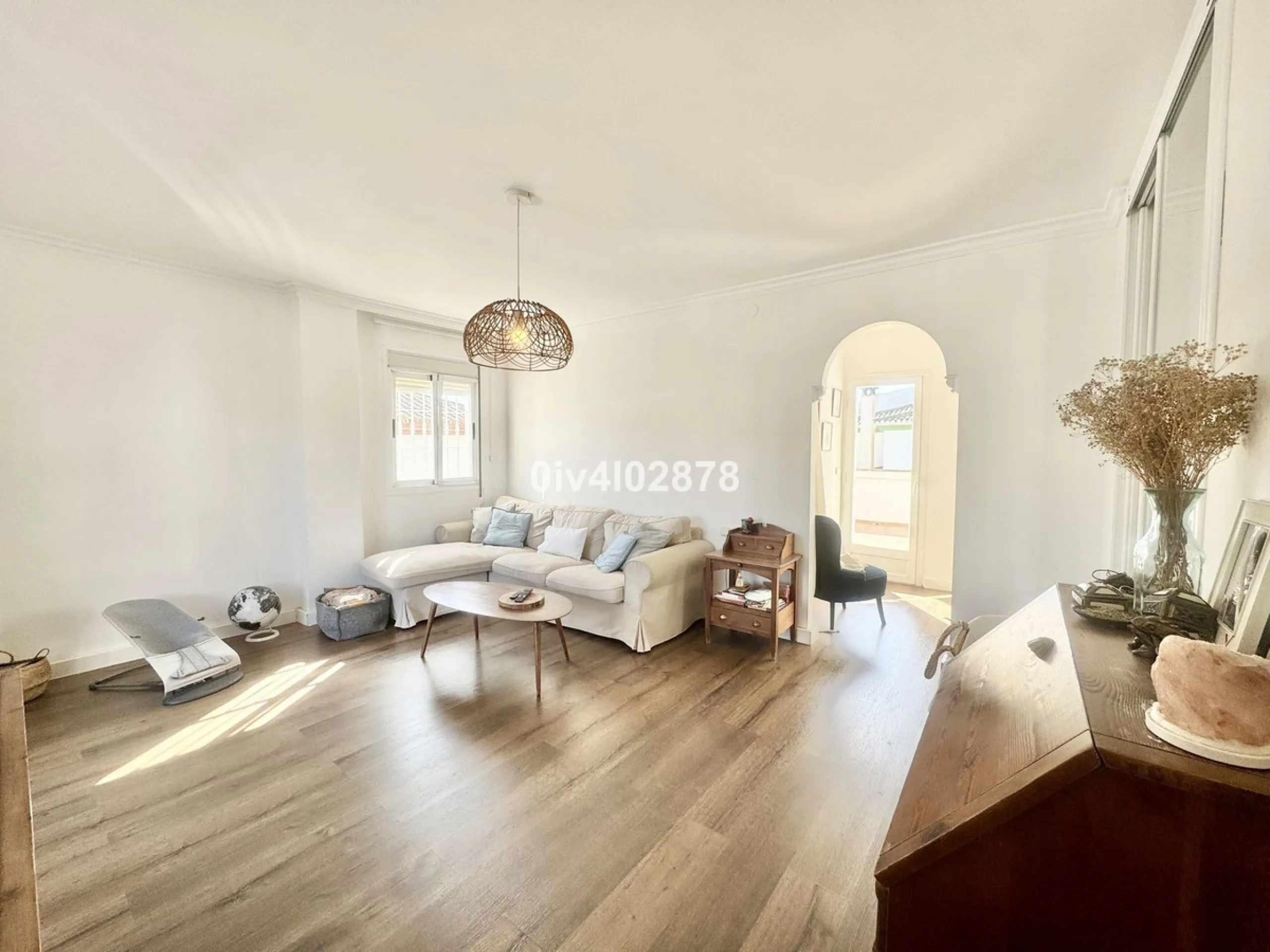 Discover this magnificent 4-bedroom, 3-bathroom house in a quiet residential area with a peaceful, green setting, just minutes from the beach and the center of Torremolinos.