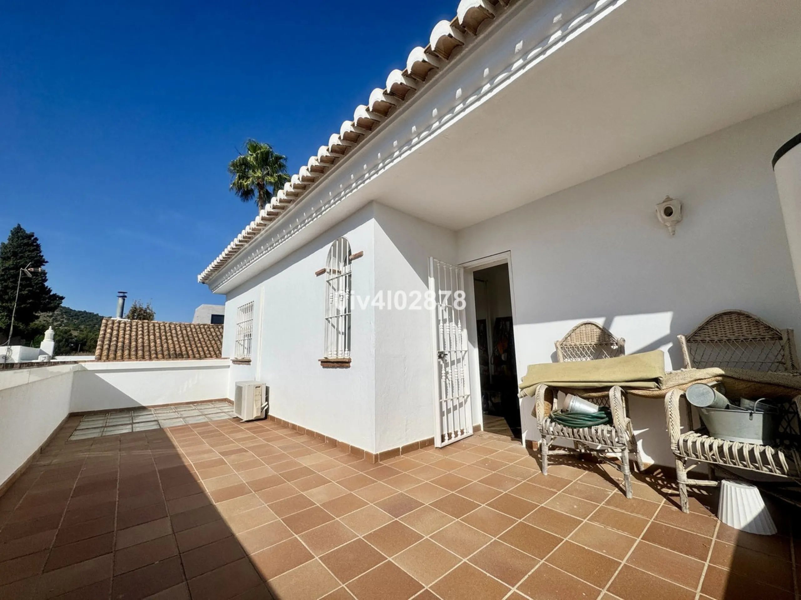 Discover this magnificent 4-bedroom, 3-bathroom house in a quiet residential area with a peaceful, green setting, just minutes from the beach and the center of Torremolinos.